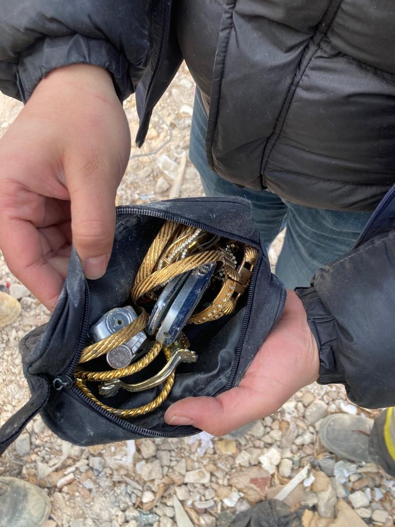 Enkazda bulunan para ve değerli eşyaları askere teslim edildi