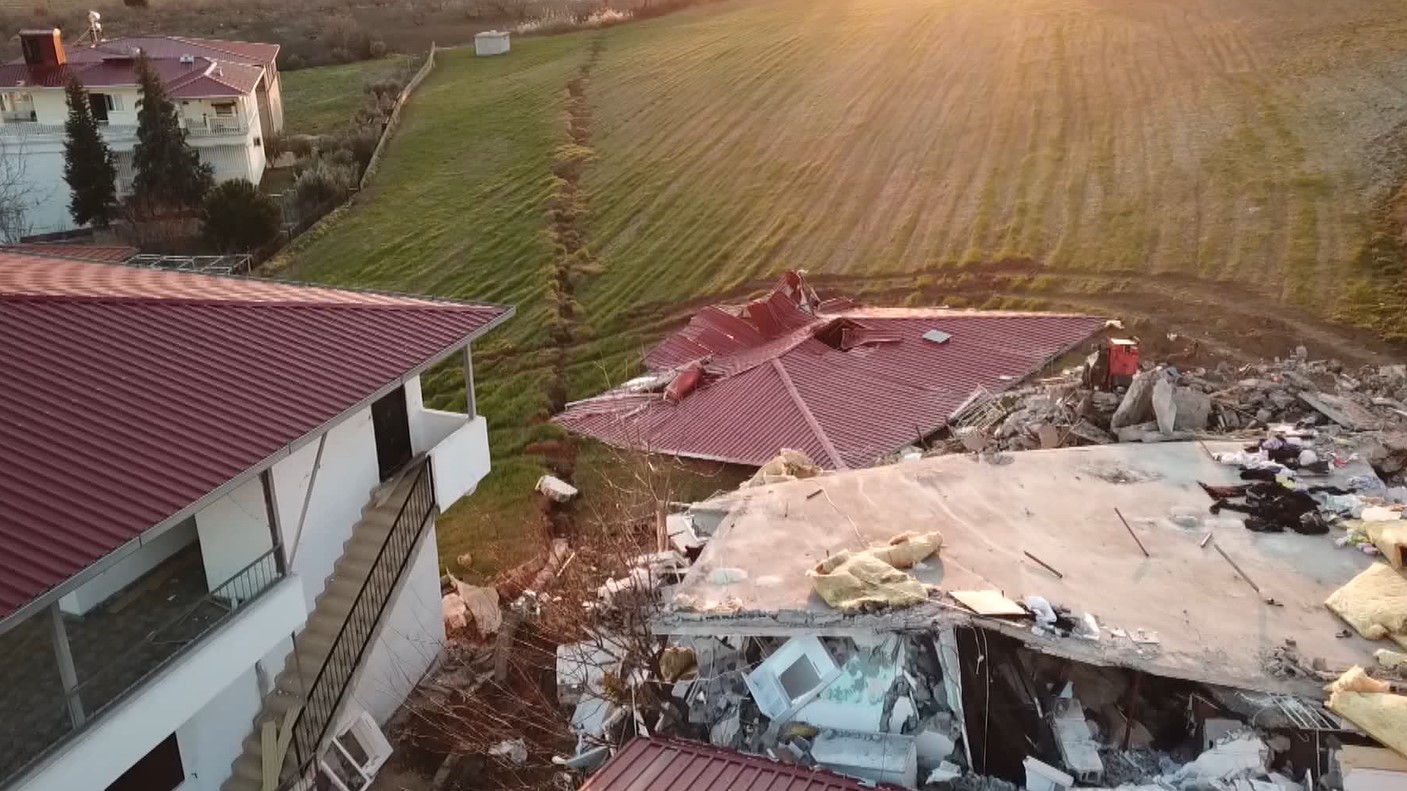 Kahramanmaraş'ta oluşan yarık köyü ortadan ikiye ayırdı