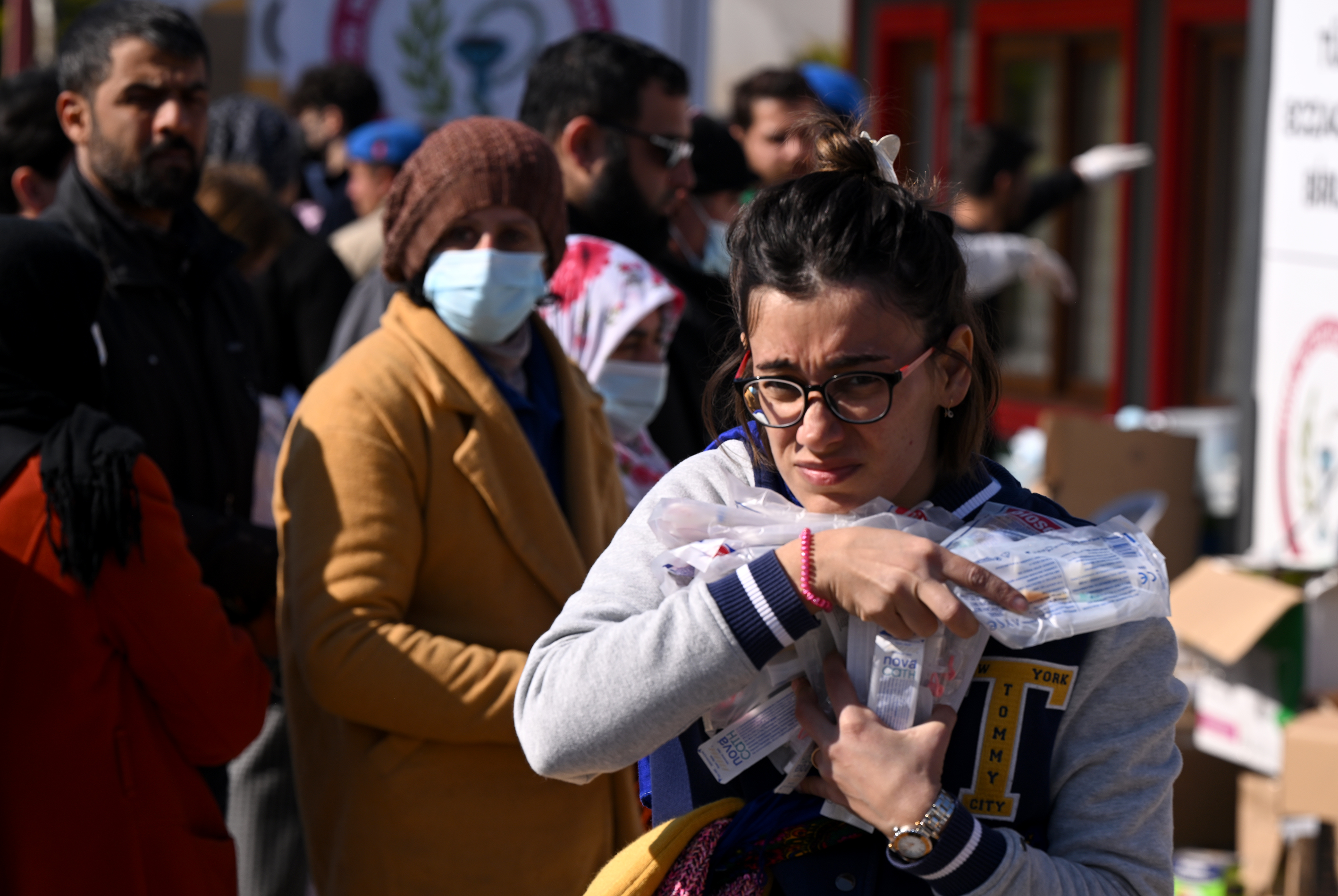 Depremzede eczacılar afet bölgesinde konteyner eczane kurdu