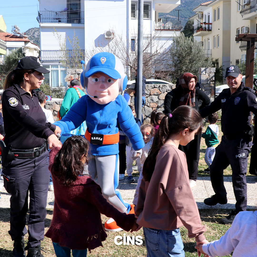 Depremzede çocuklar polislerle oyunlar oynadı