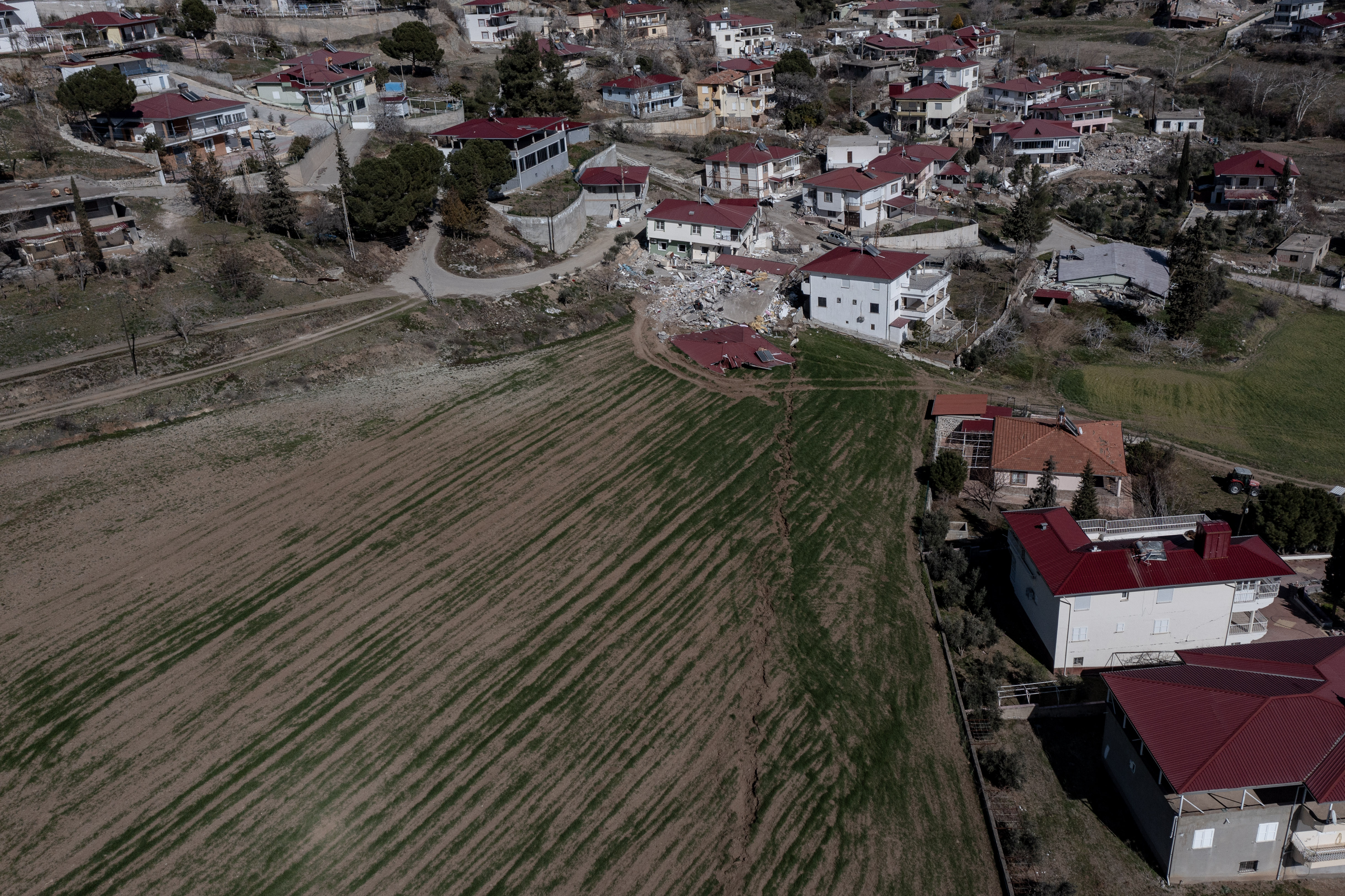 Kahramanmaraş'ta depremde oluşan yarık mahalleyi ikiye böldü