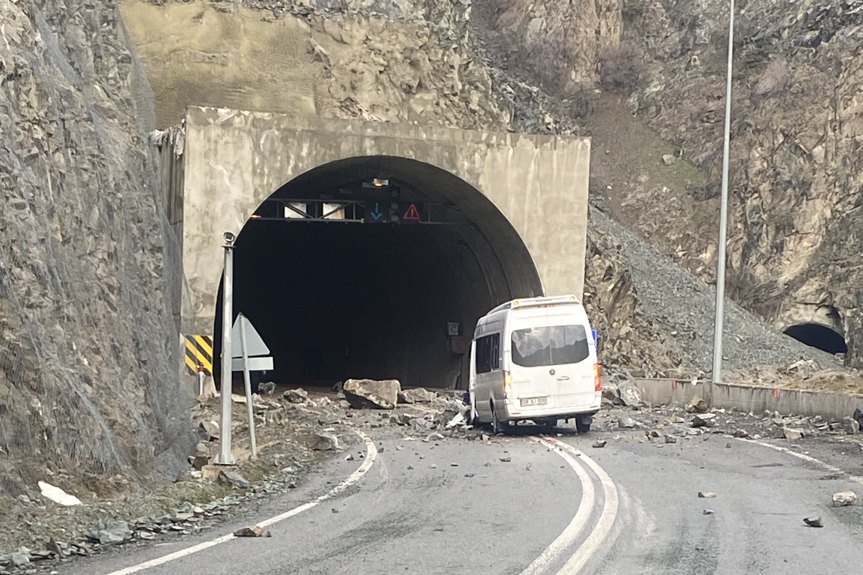 Artvin'de heyelan, minübüsün üstüne kayalar düştü: 4 yaralı