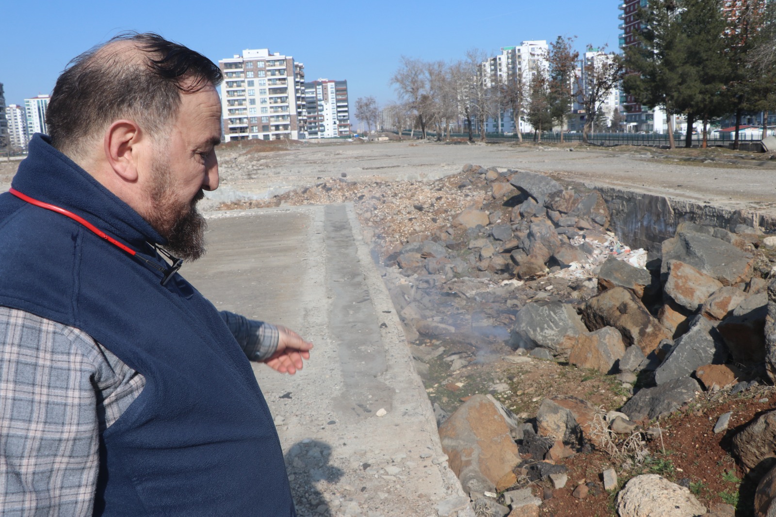 Diyarbakır’da deprem sonrası korkutan görüntü: Yerden duman çıkıyor