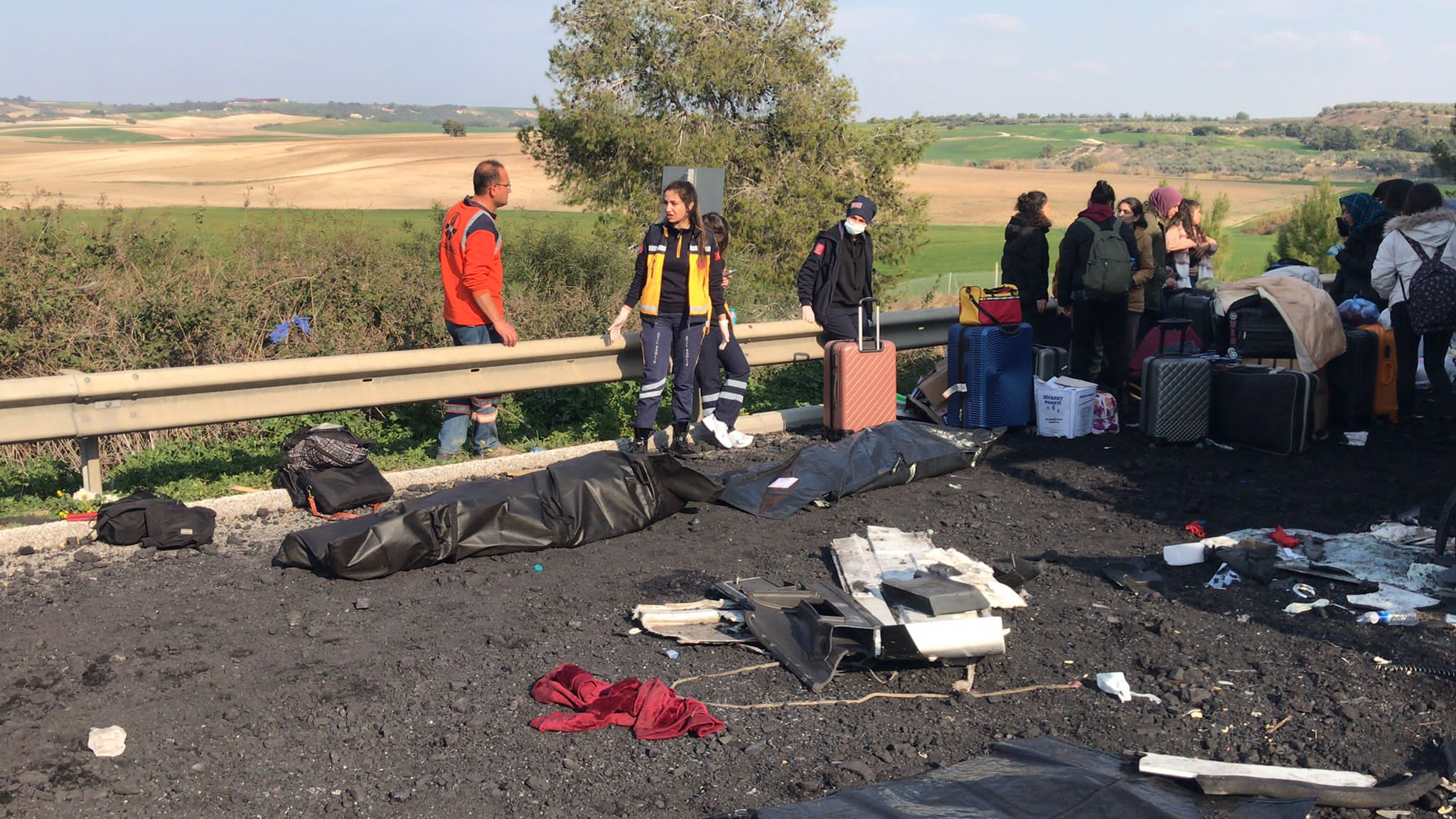 Depremzede öğrencileri taşıyan otobüs kaza yaptı: İki ölü, 6 yaralı