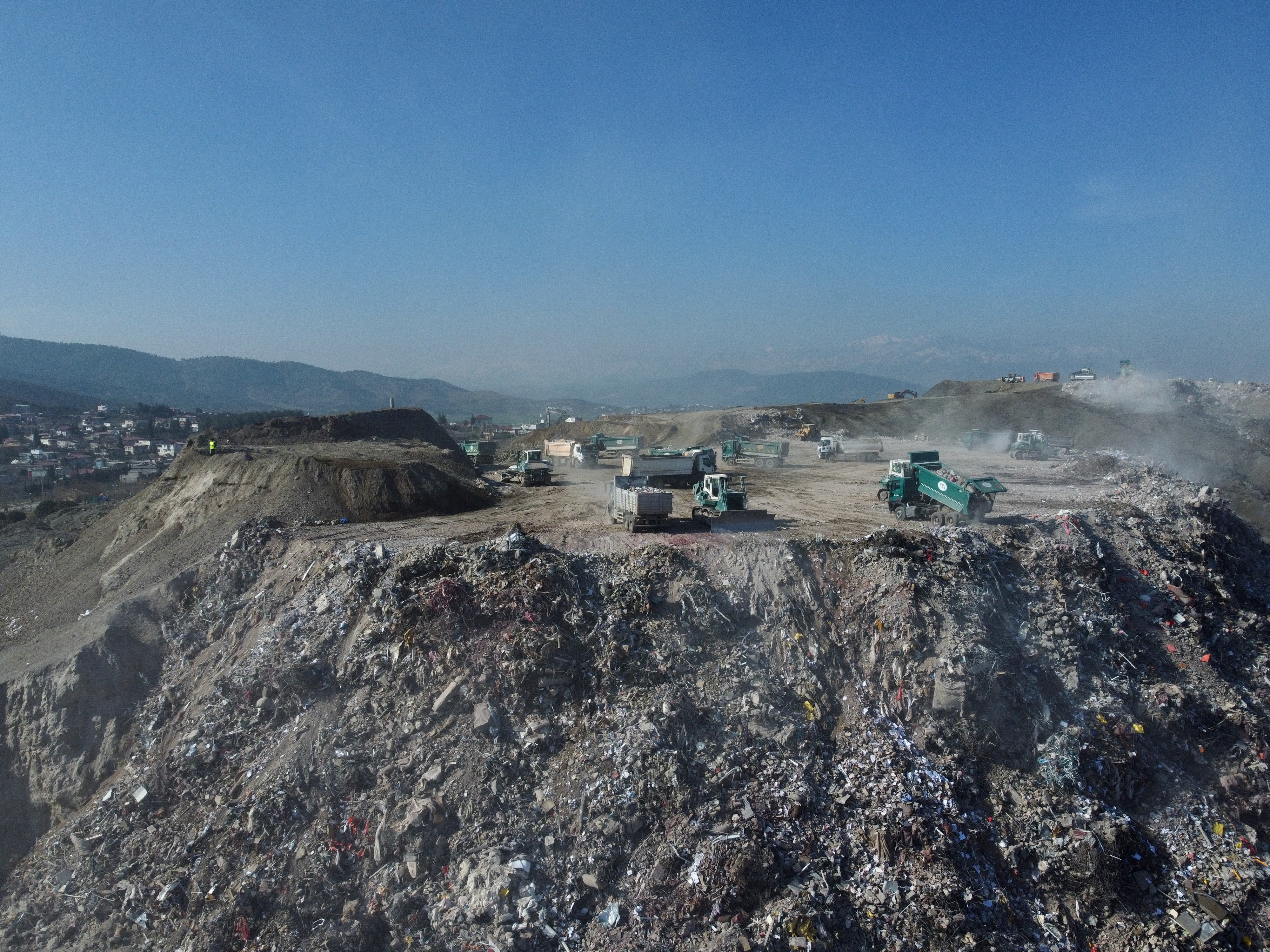 Kahramanmaraş depremindeki molozlar dağ gibi yükseldi