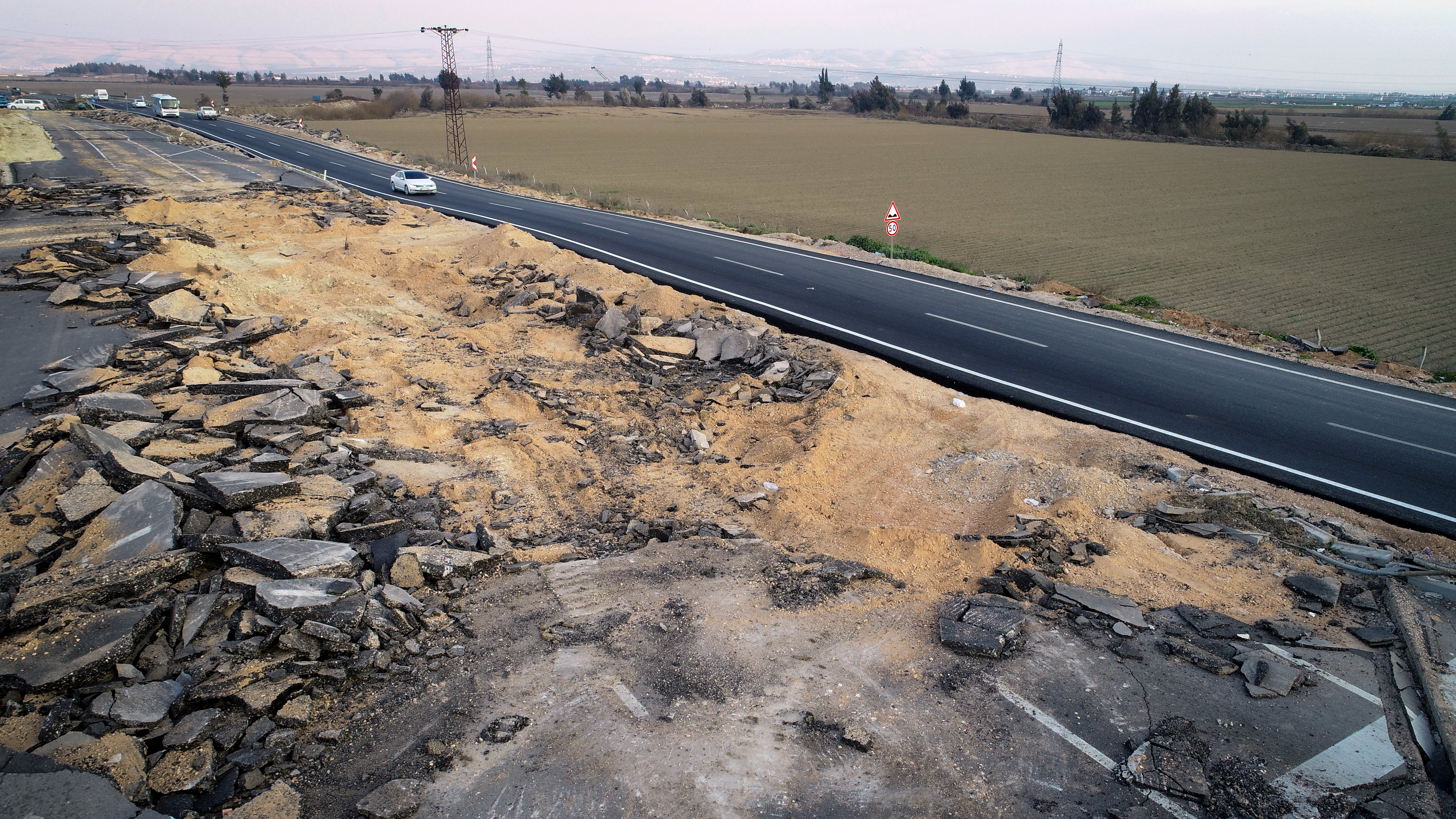 Hatay merkezli deprem yollarda ve tarlalarda oluşan hasarı büyüttü
