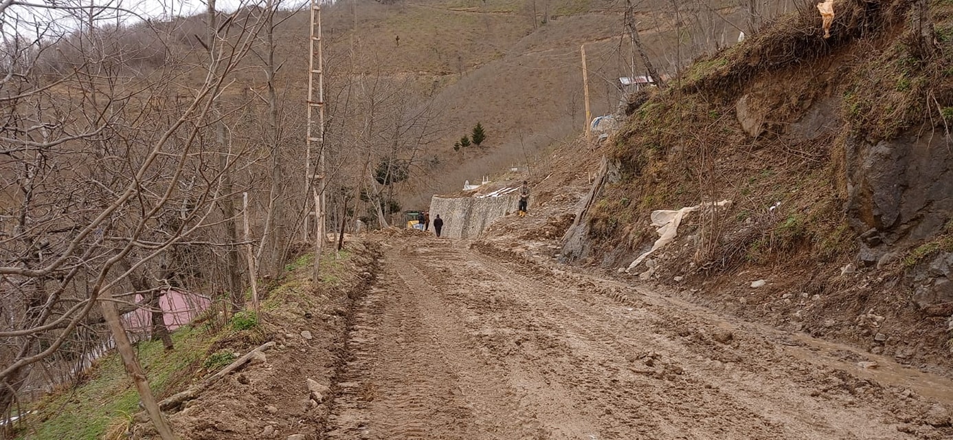 Kar suları heyelana neden oldu: 1,5 metrelik yarıklar oluştu