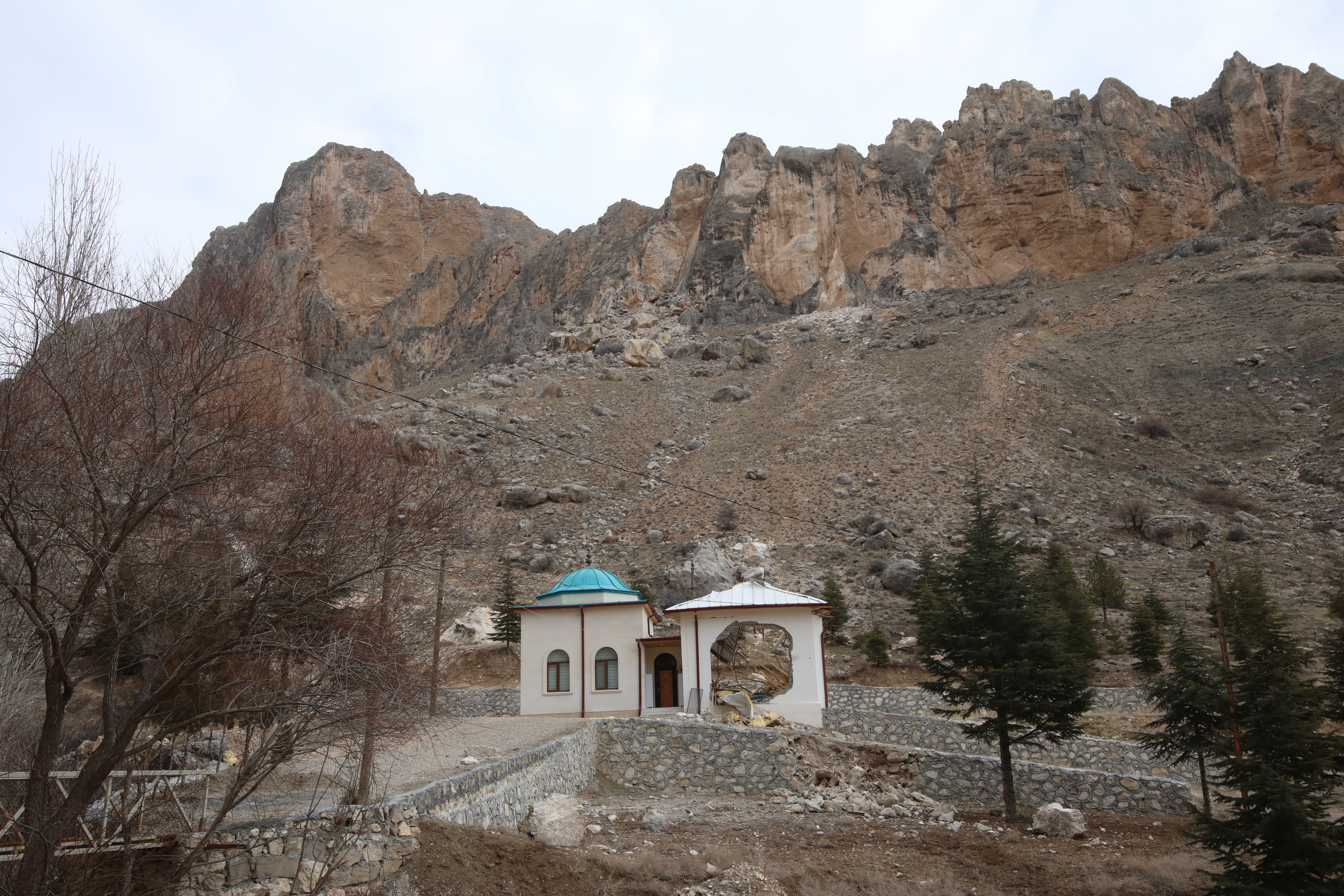 Depremde dağdan kopan kaya parçaları Malatya'daki türbe mescidini yıktı