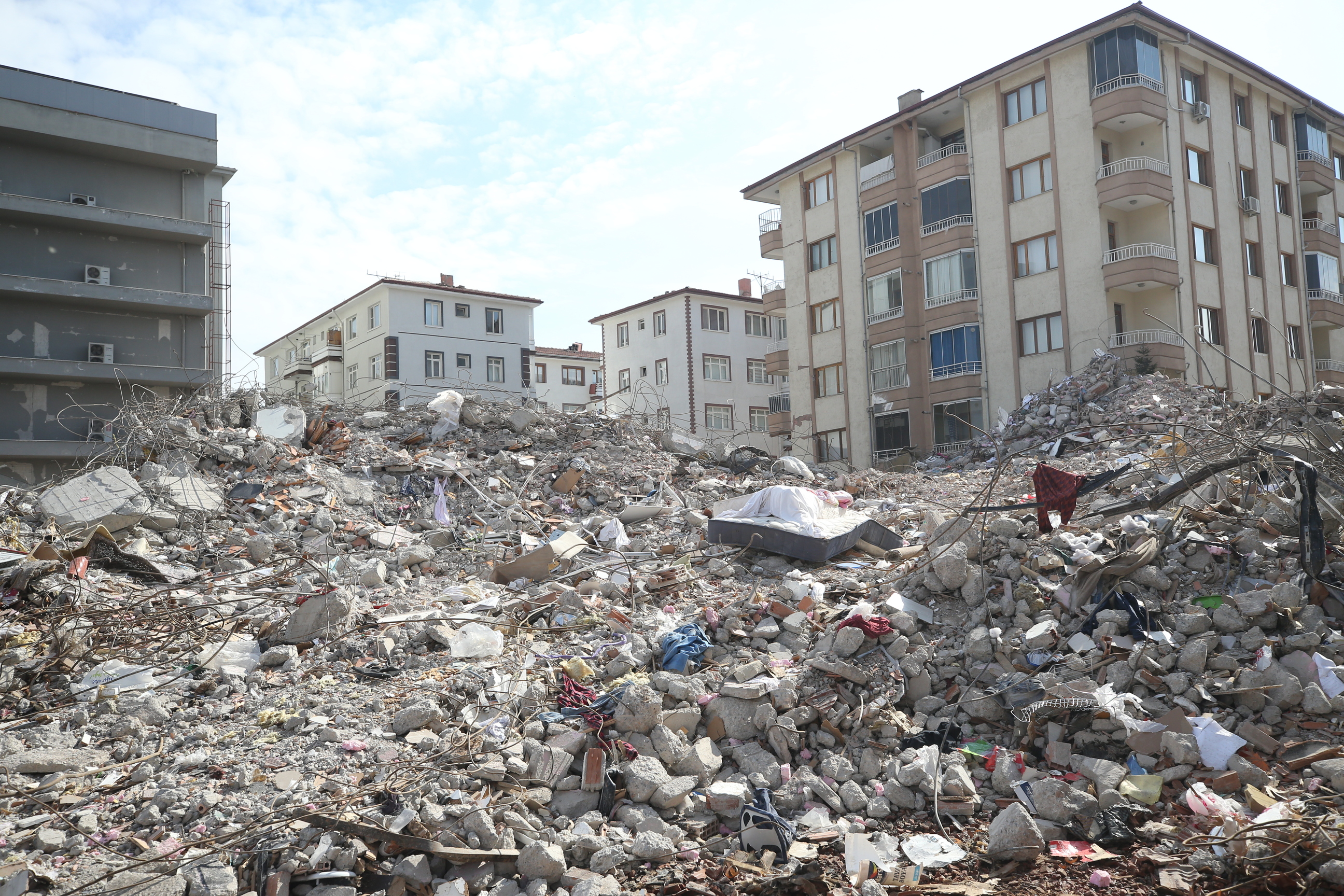 İkinci depremde enkaz altında kalmaktan 'takma diş' kurtardı