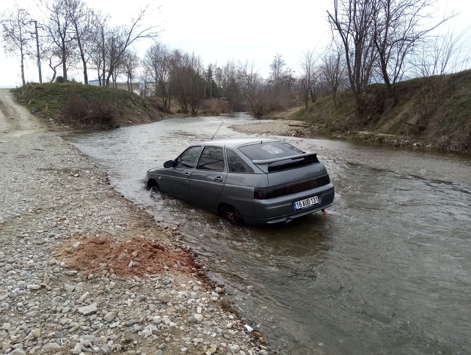 Dereye düşen otomobilini çıkaramayınca bırakıp gitti