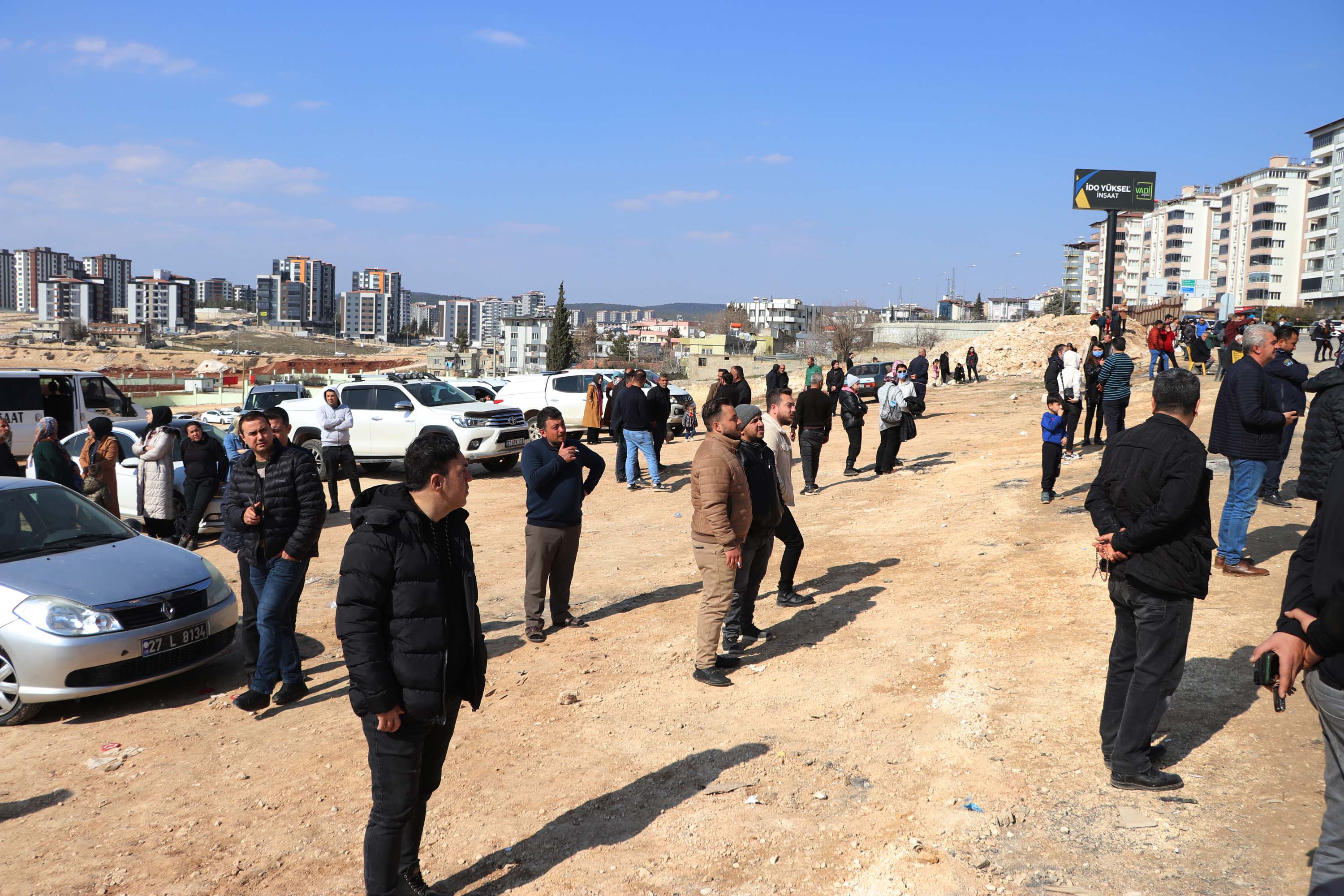 Depremde ağır hasar alan evlerinin yıkılışını gözyaşlarıyla izlediler