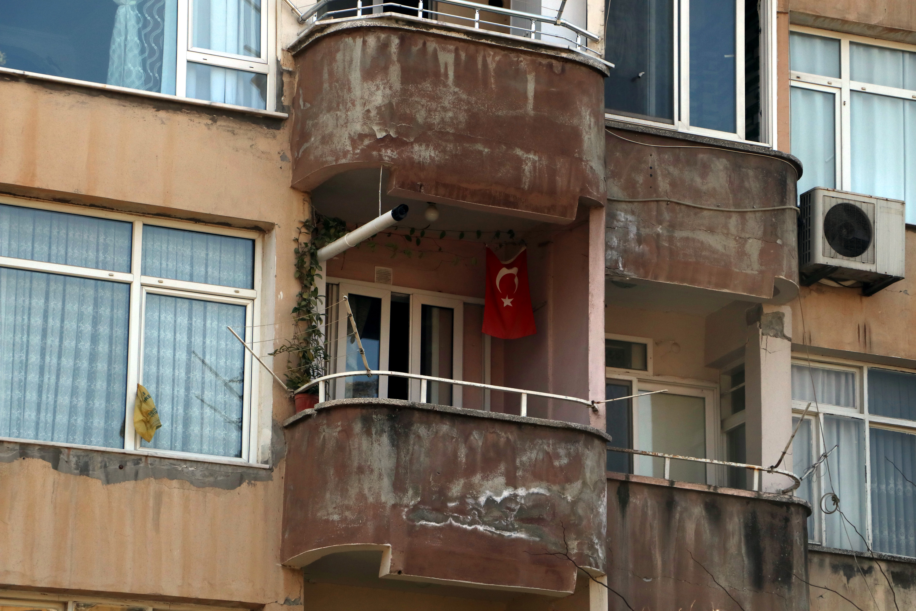 Depremde karbon fiberle güçlendirilen blok ayakta kaldı, diğeri yıkıldı