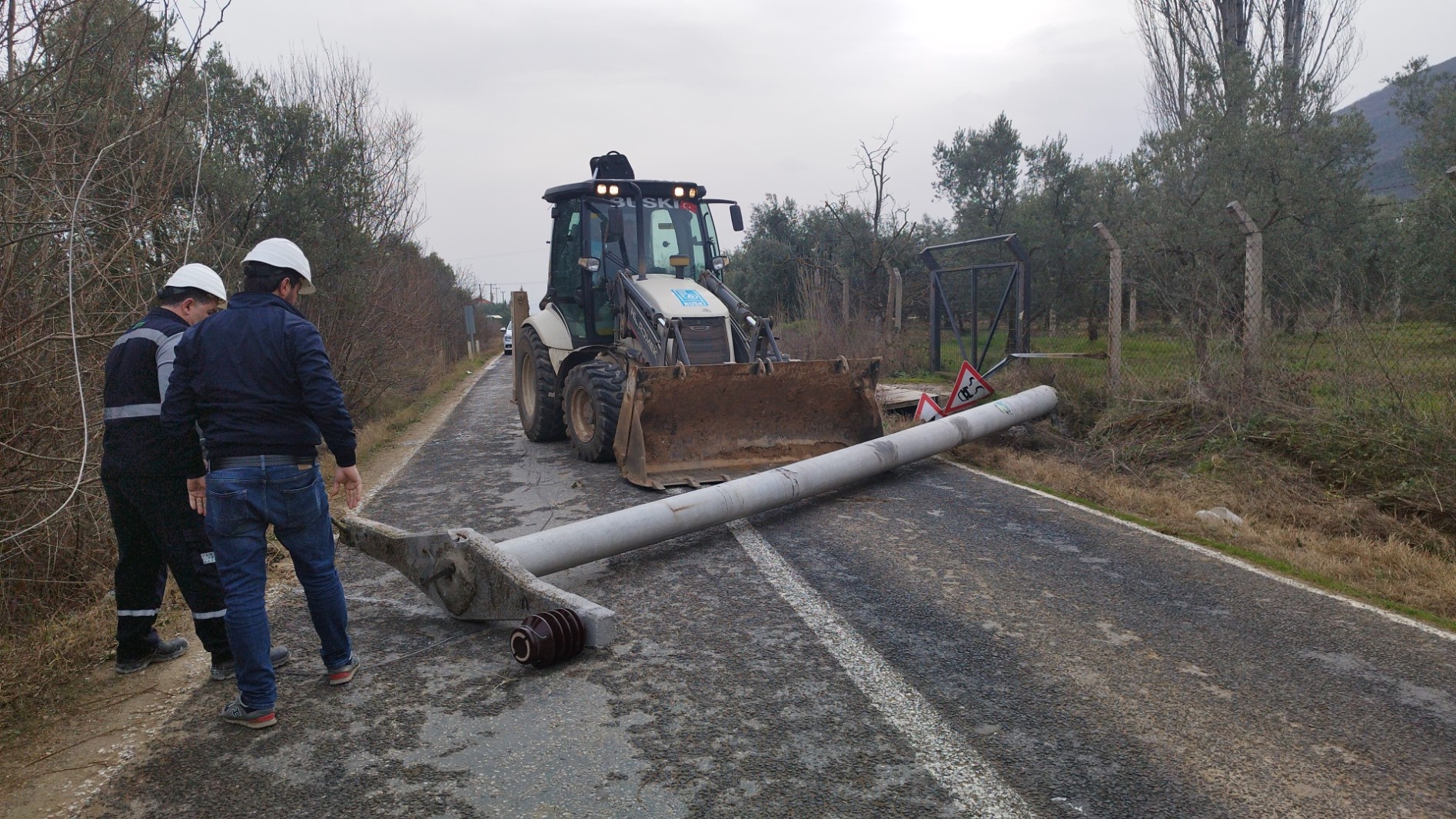 Otomobilin çarptığı elektrik direği devrildi: Sürücü yaralandı