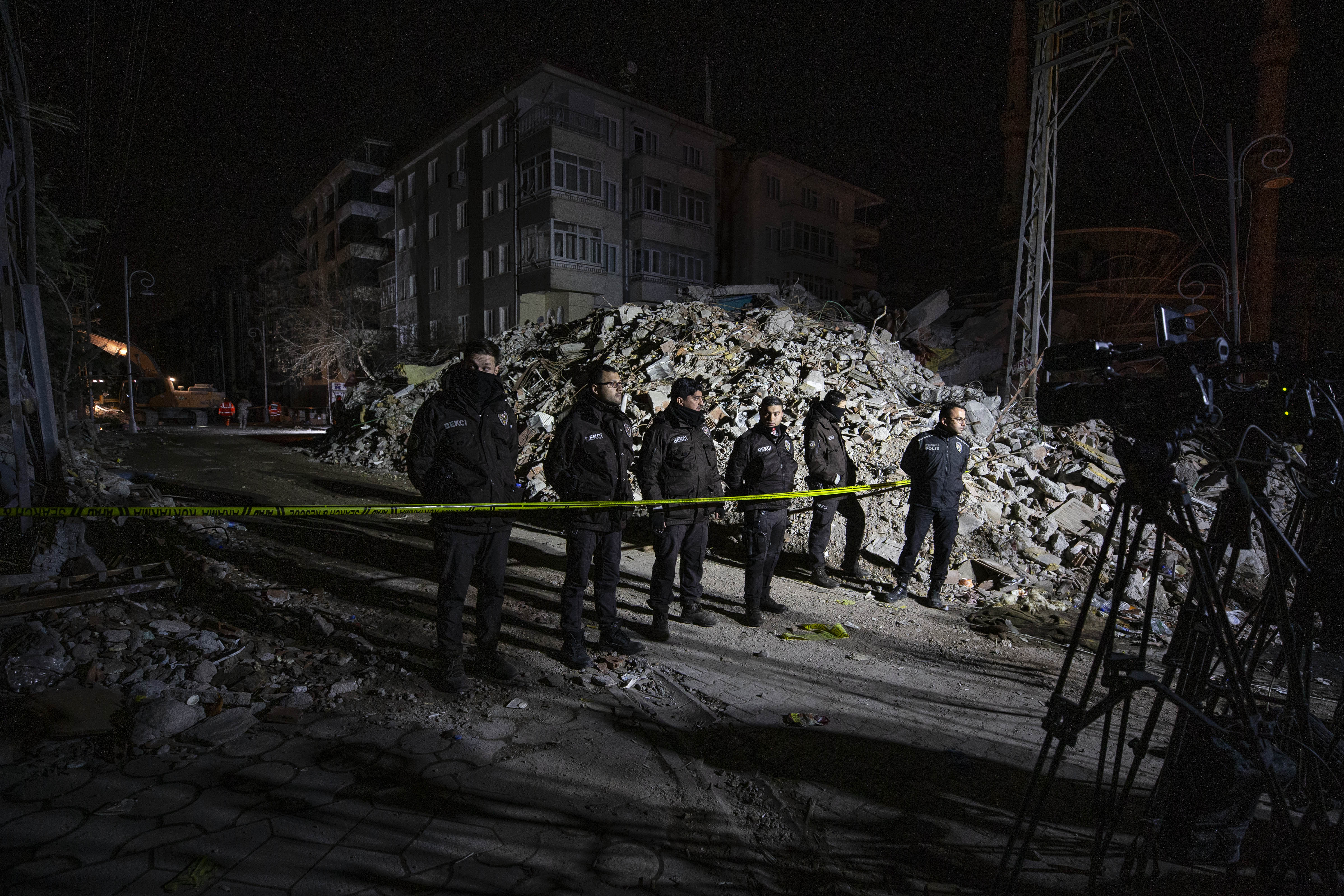 Malatya'da 5.6'lık deprem sonrası arama kurtarma çalışmaları devam ediyor