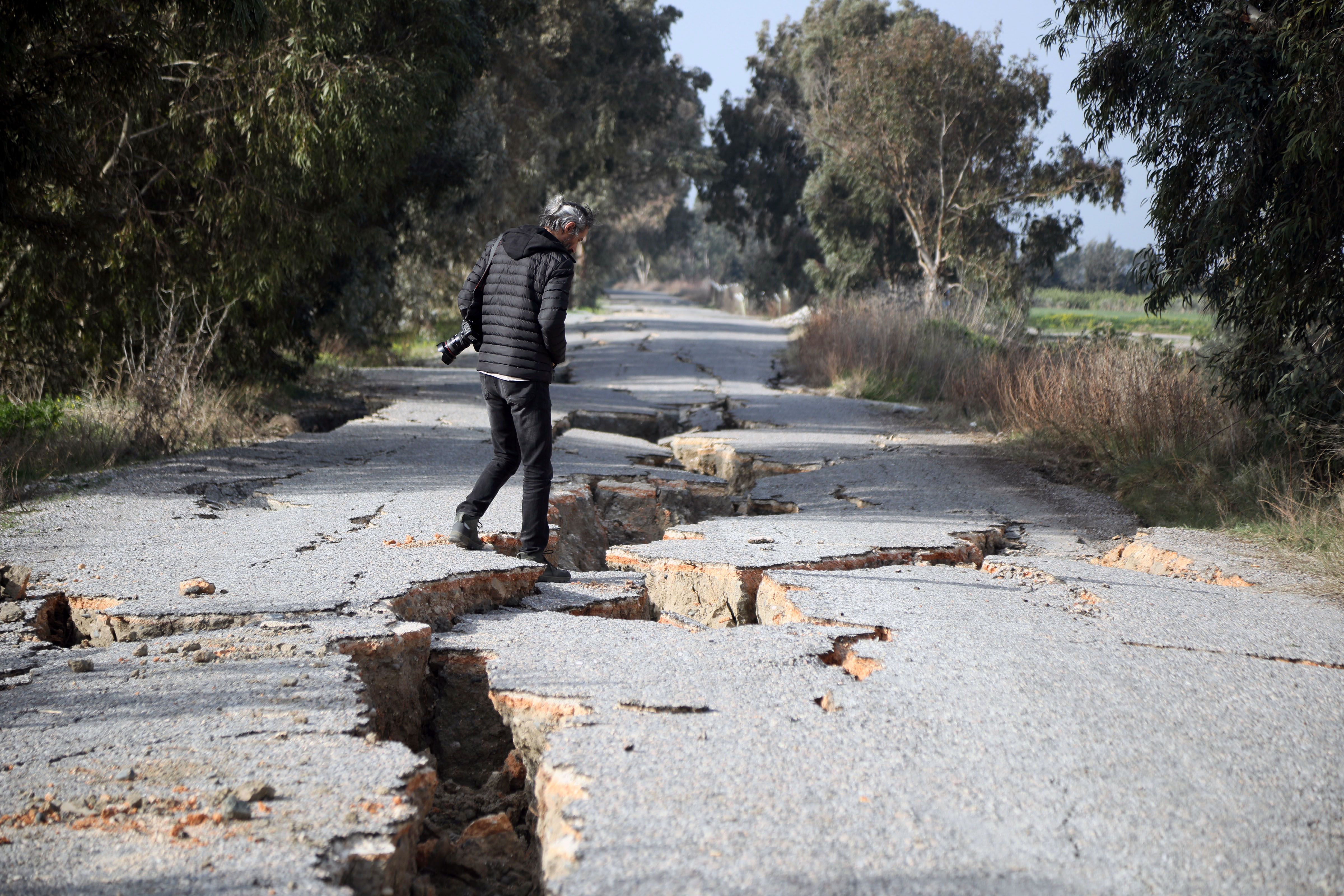 Hatay'ın kuş cennetindeki yolun iki kilometresi depremde yarıldı