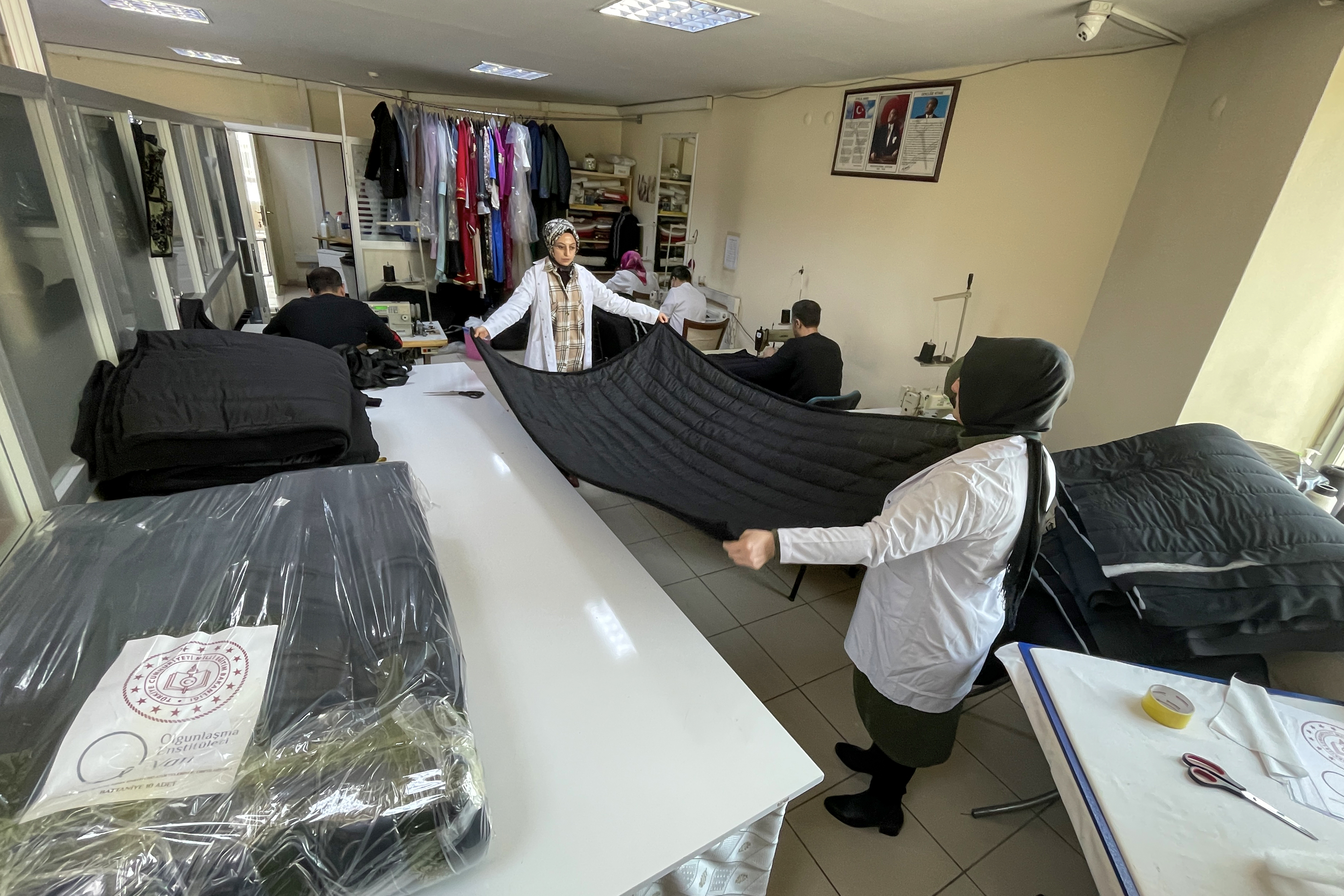 Öğretmen, öğrenci ve kursiyerler 'depremzedeler üşümesin' gece gündüz çalışıyor