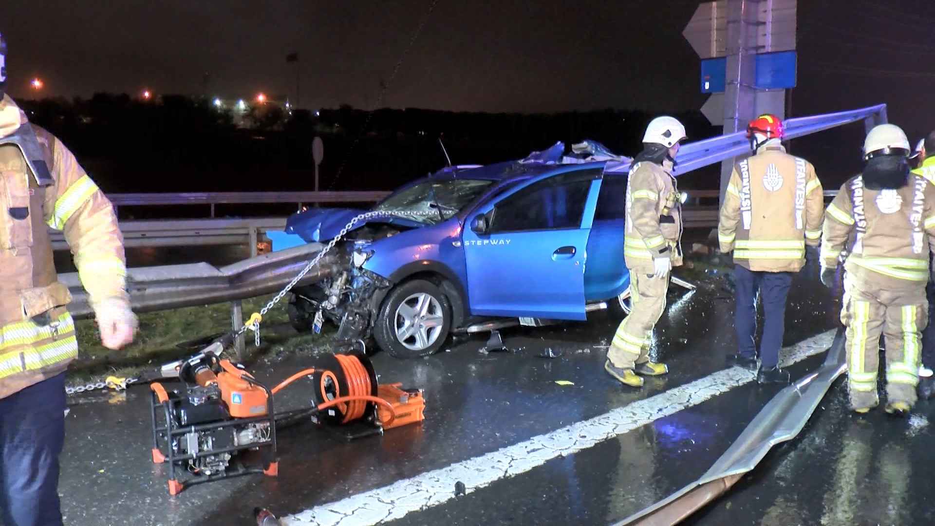 Beykoz TEM Otoyolu'nda bariyer otomobile ok gibi saplandı