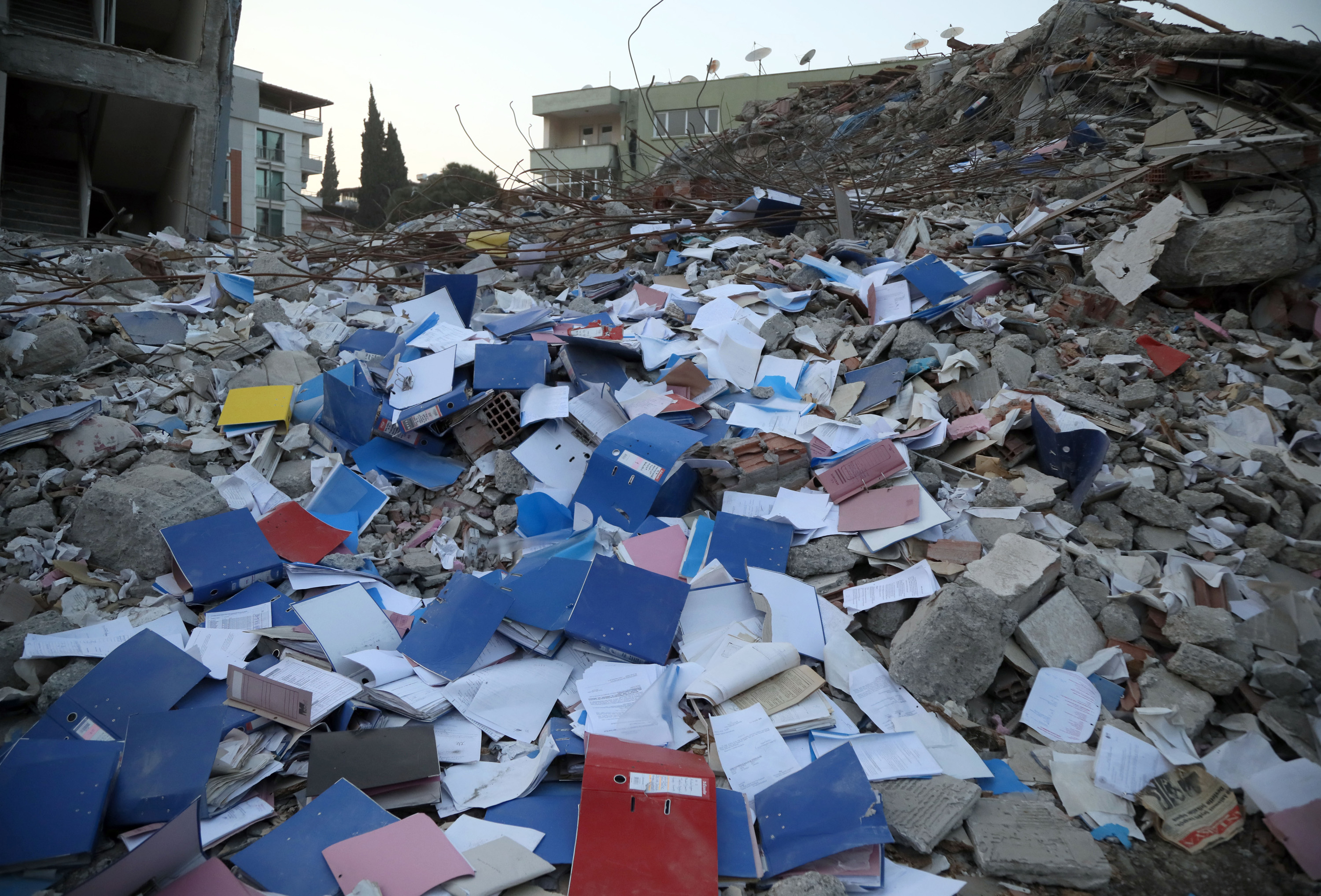 Enkazda 'evrak' nöbeti: Avukat tek tek evrak ve dosyaları topluyor