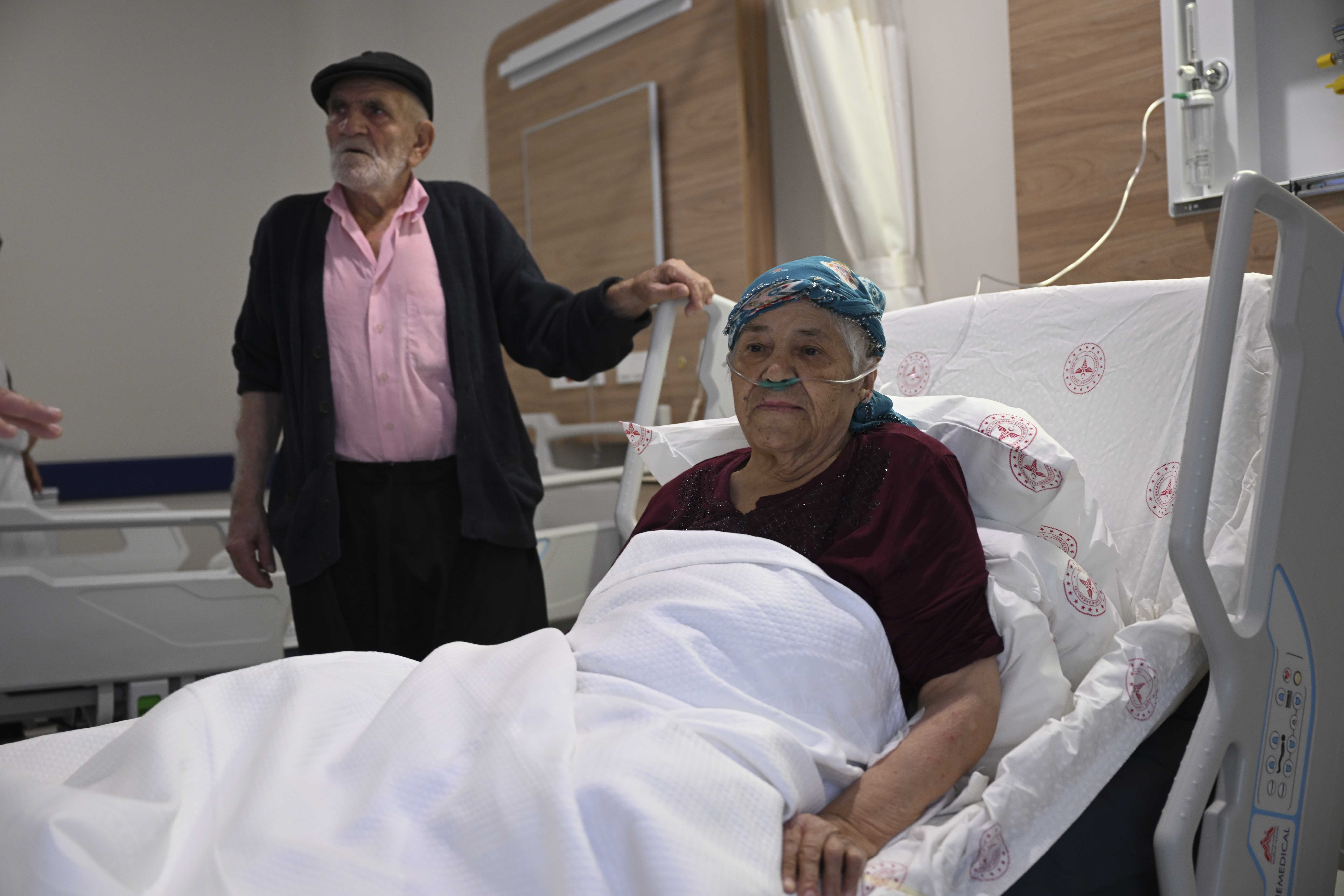 Bir an olsun tereddüt etmedi: Enkaza girip 65 yıllık hayat arkadaşını kurtardı