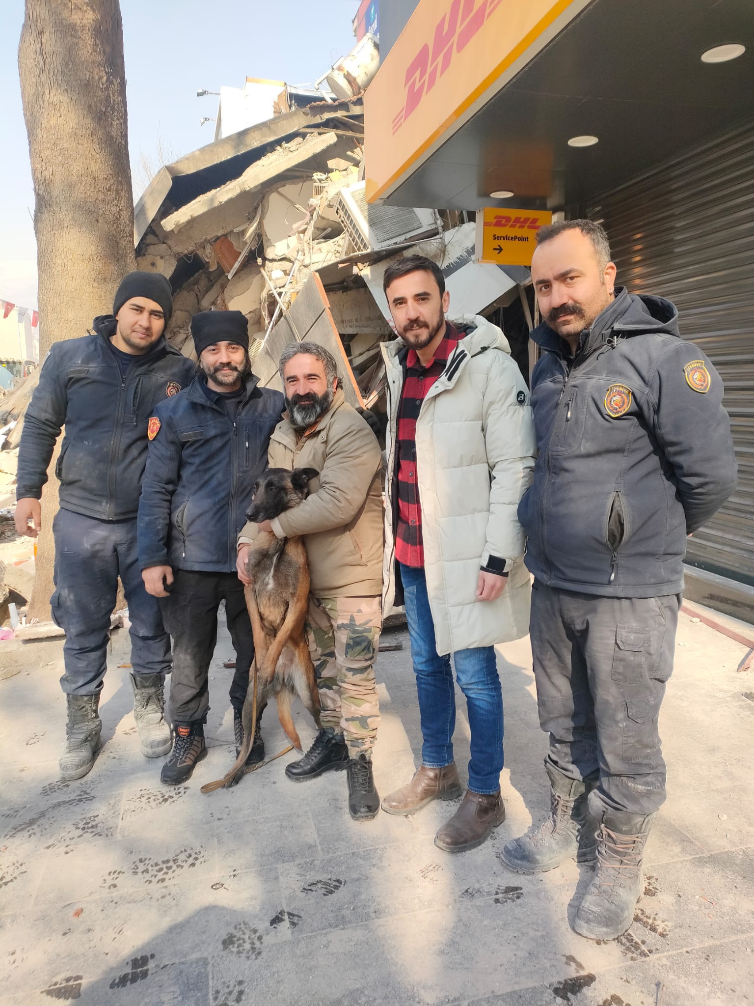 Enkazdan çıkınca köpek korkusunu unutup kurtarma köpeğine sarıldı