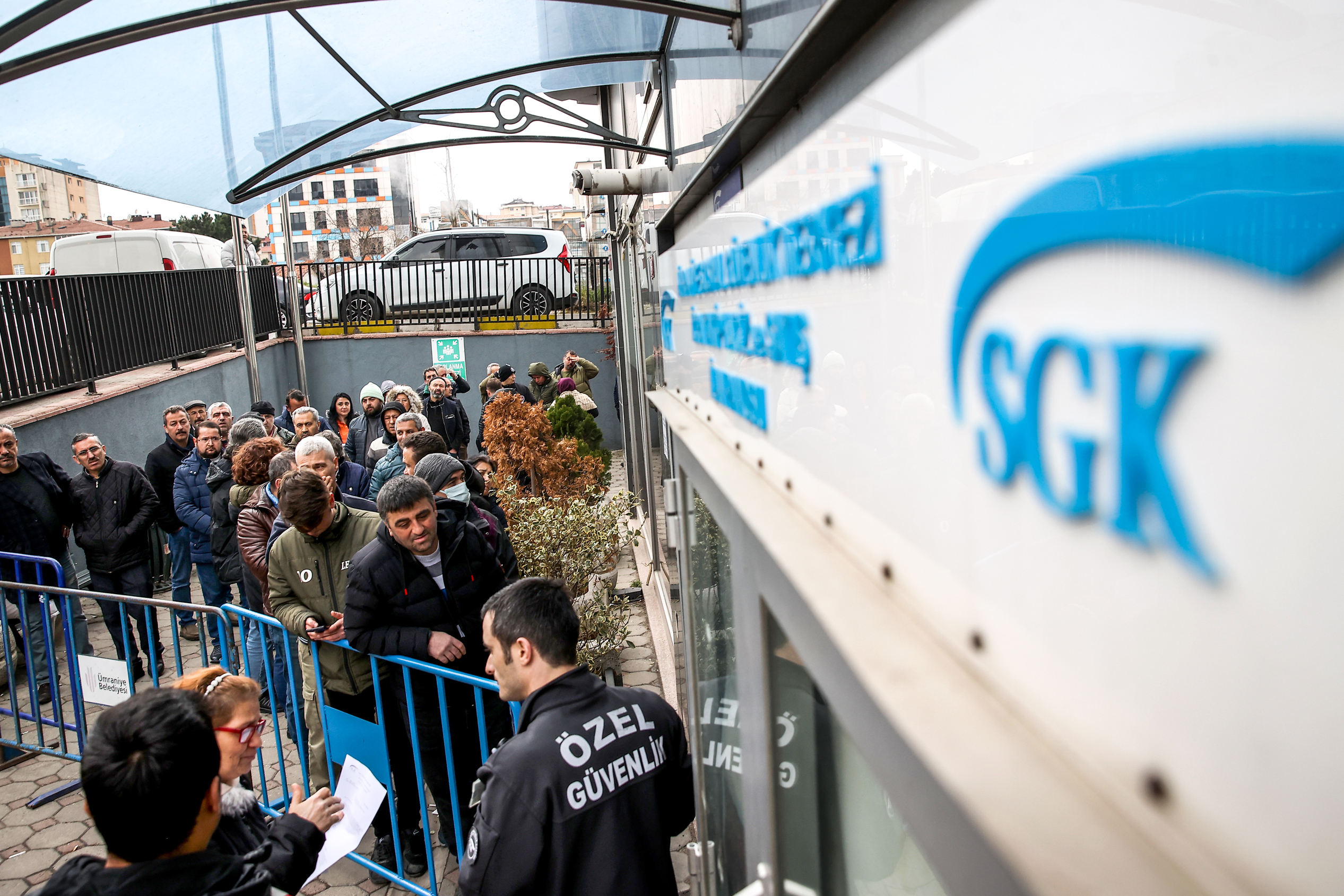 SGK binalarında EYT yoğunluğu: Metrelerce kuyruk oluştu
