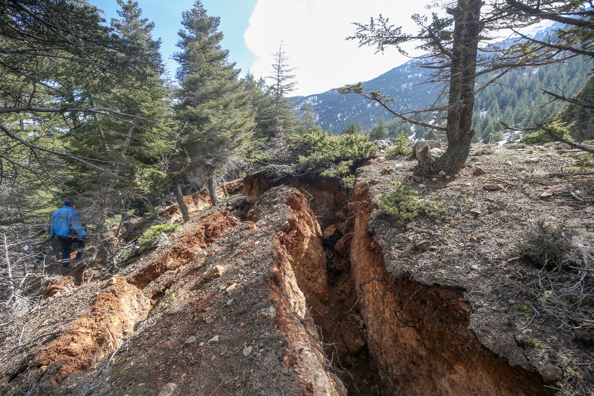 Göksun'da deprem nedeniyle derin yarıklar oluştu