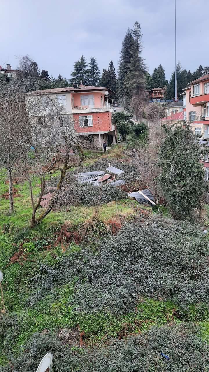 Rize'de fırtına: Çatılar uçtu, otoyol kısmen trafiğe kapandı