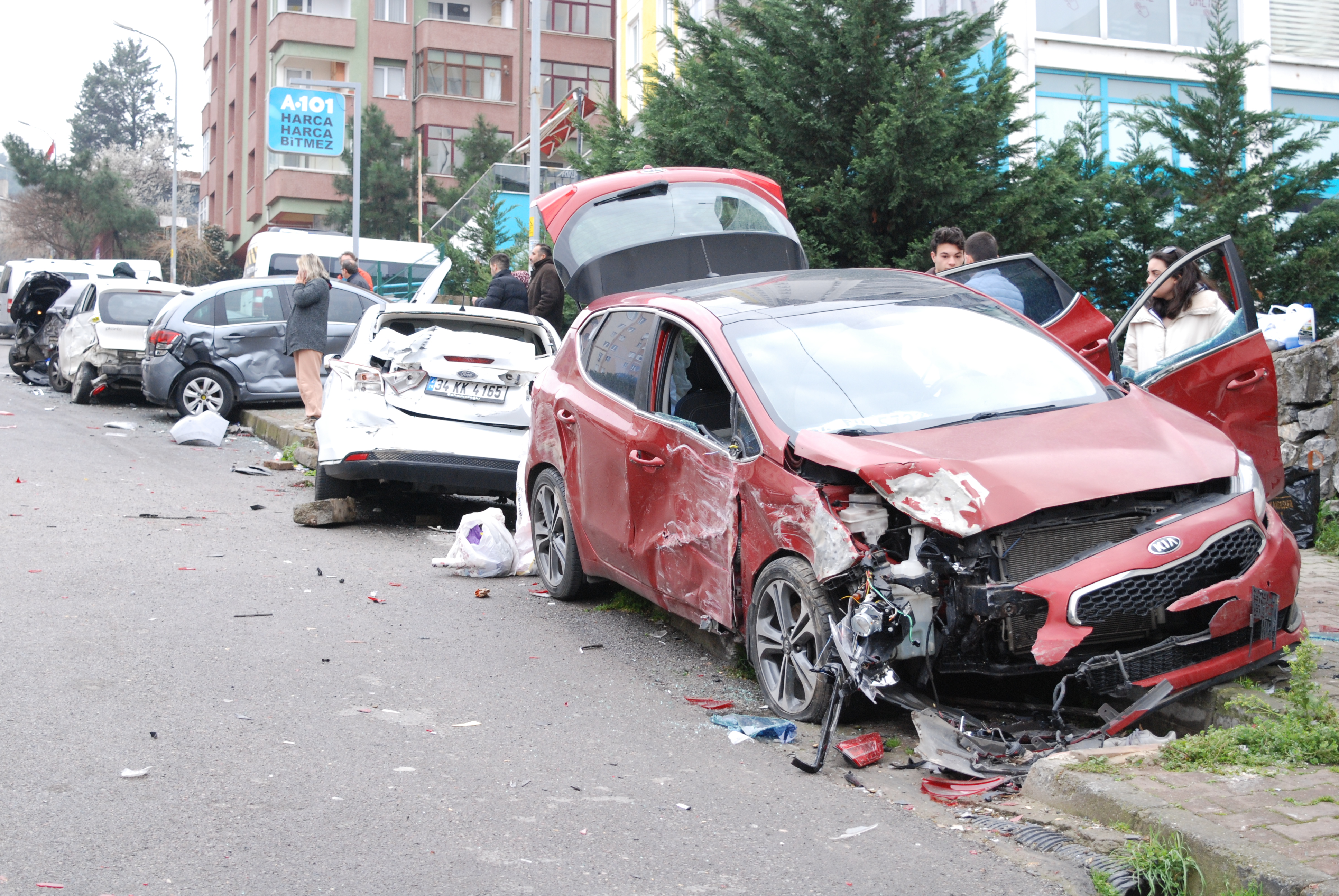 Kartal'da park halindeyken hareket eden hafriyat kamyonu 14 araca çarptı