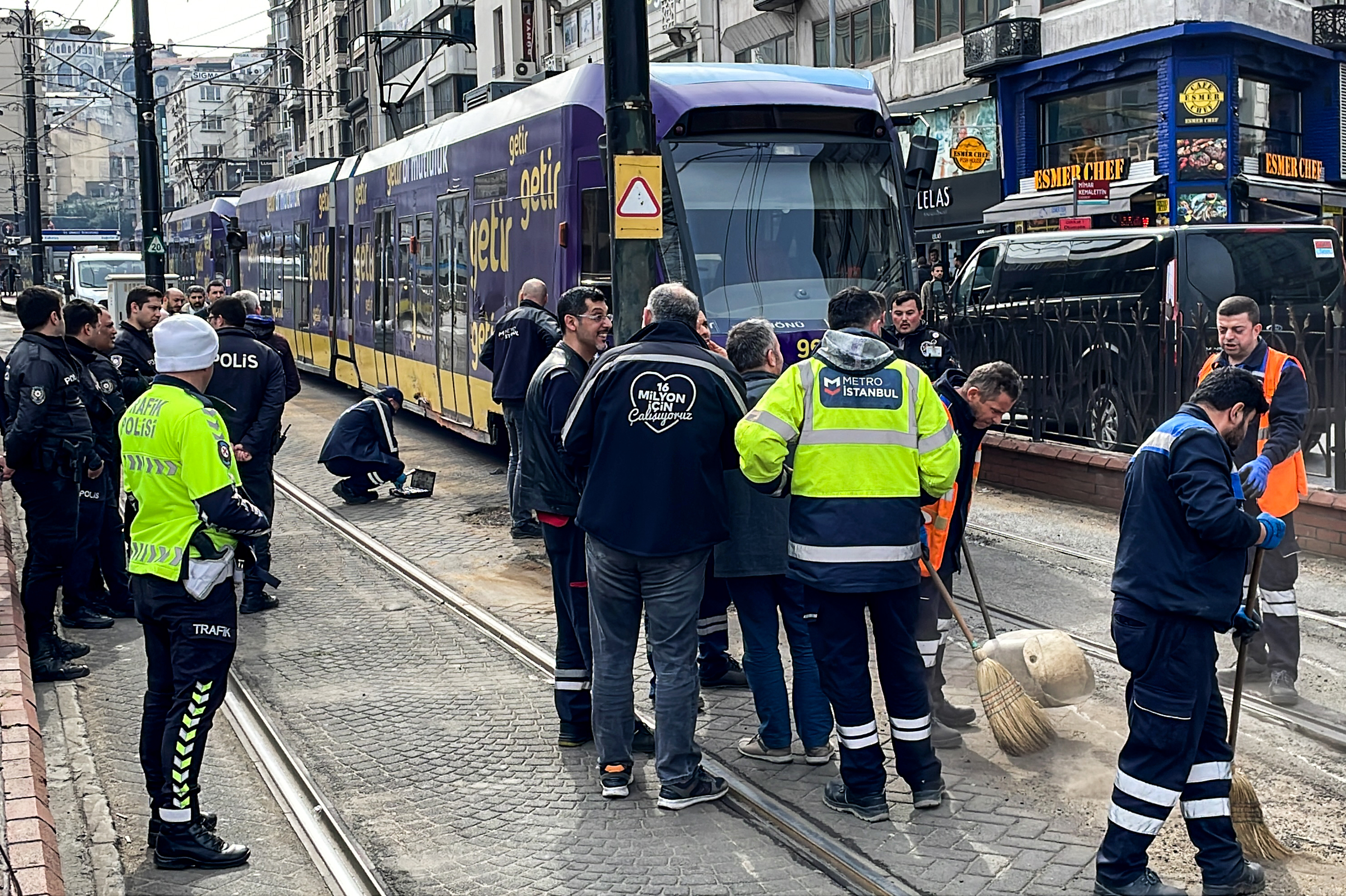 Fatih'te tramvay raydan çıkıp elektrik direğine çarptı