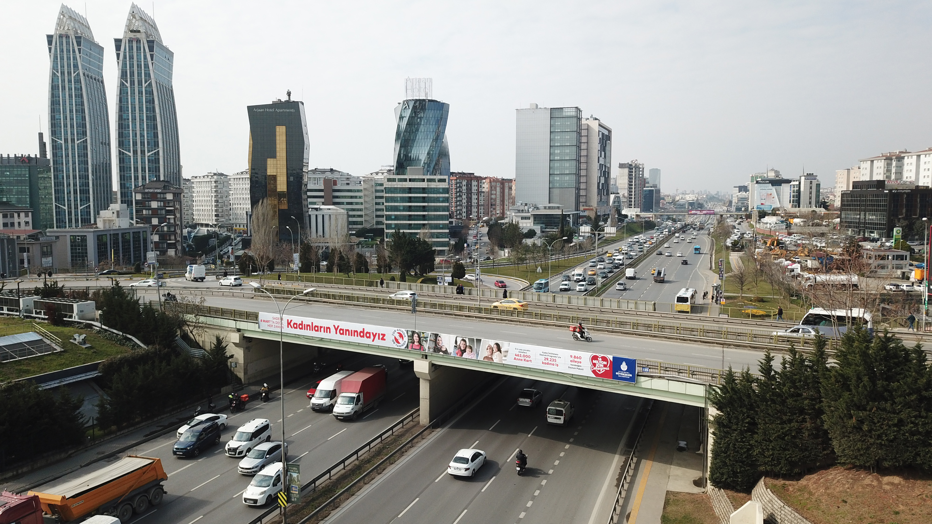 Tedirgin eden görüntü: İstanbul'daki köprünün betonundan midye kabukları çıktı