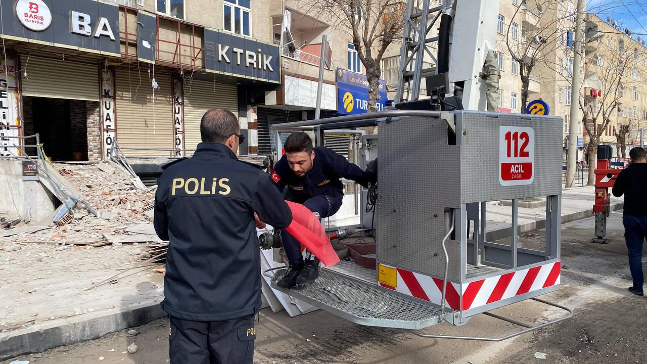 Hasarlı binanın yıkımı Türk bayrağı için durduruldu