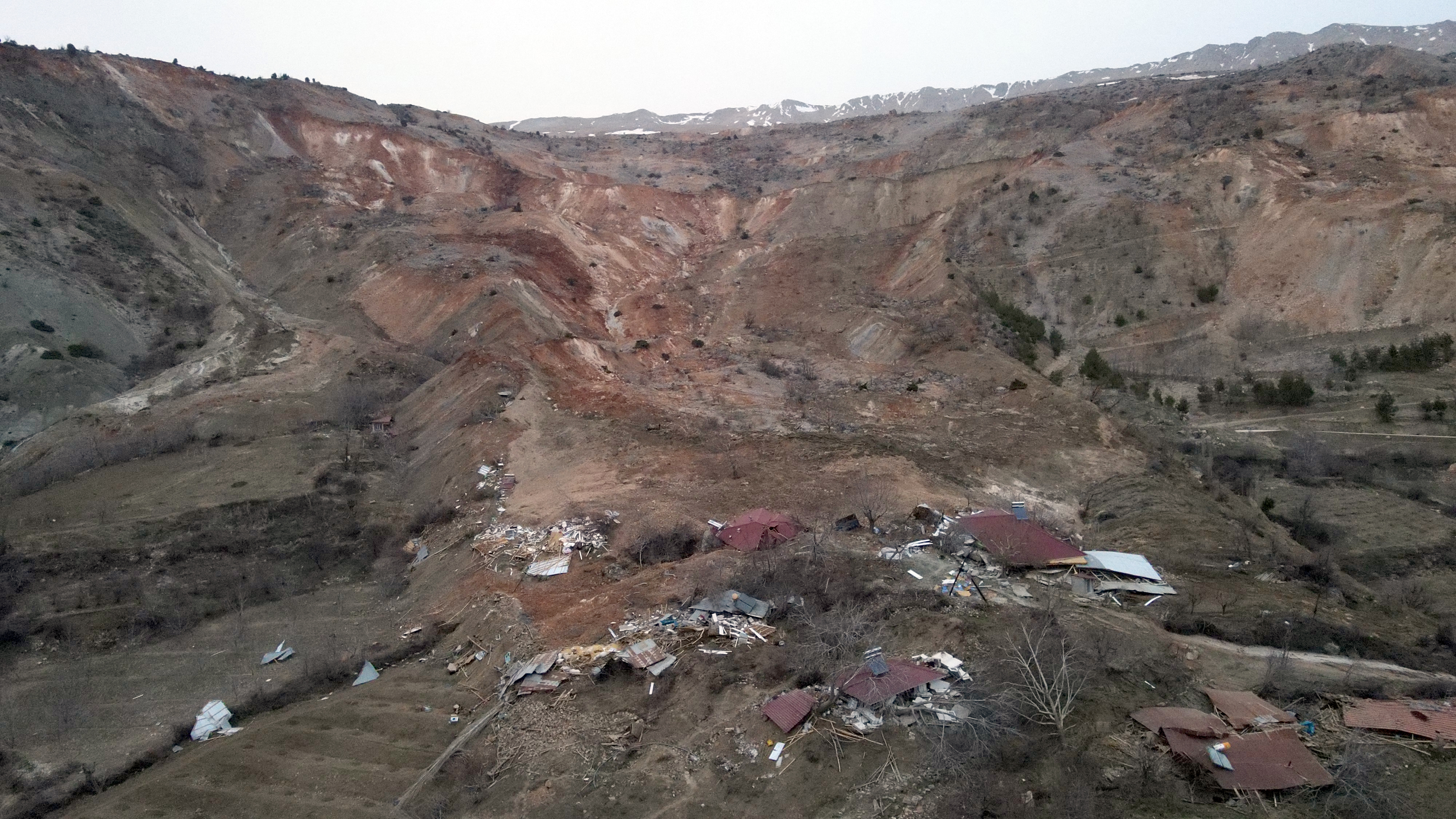 Depremde meydana gelen heyelanda 15 haneli mezra toprak altında kaldı