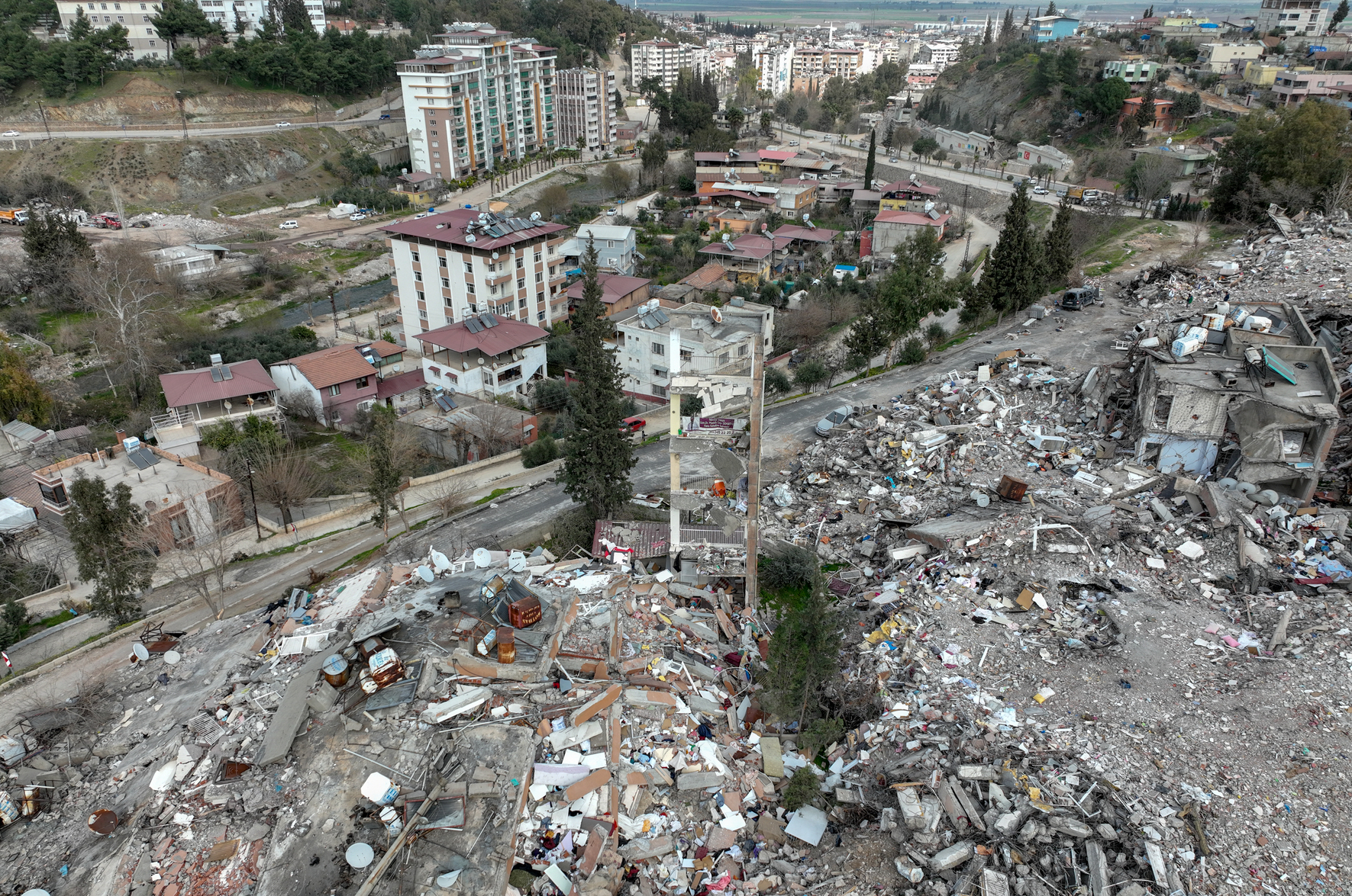 Deprem bölgesi Kırıkhan'da bina yıkıldı: Sadece balkon bölümü ayakta kaldı