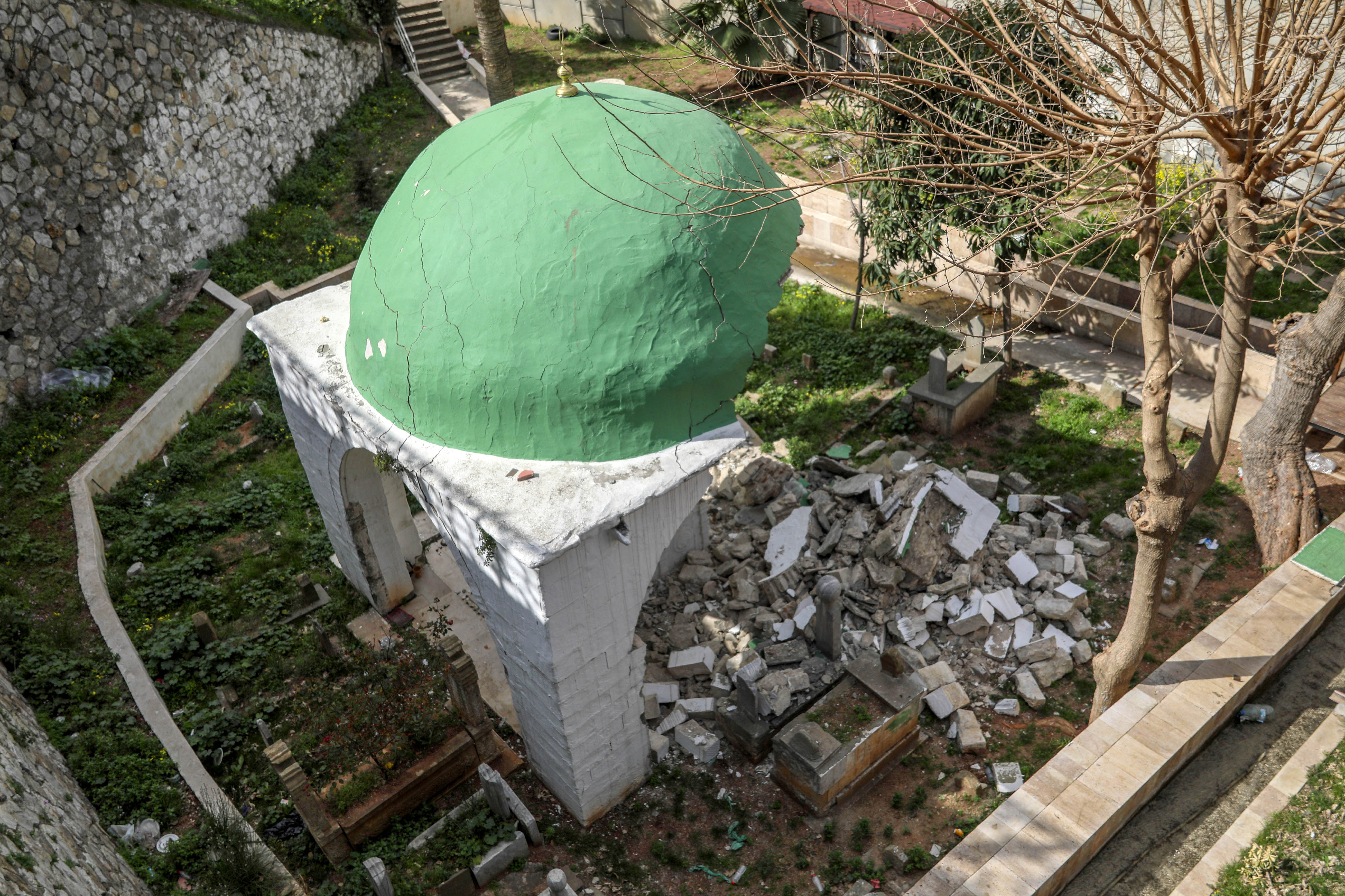 Gazi Abdurrahman Paşa'nın türbesi depremde ağır hasar gördü