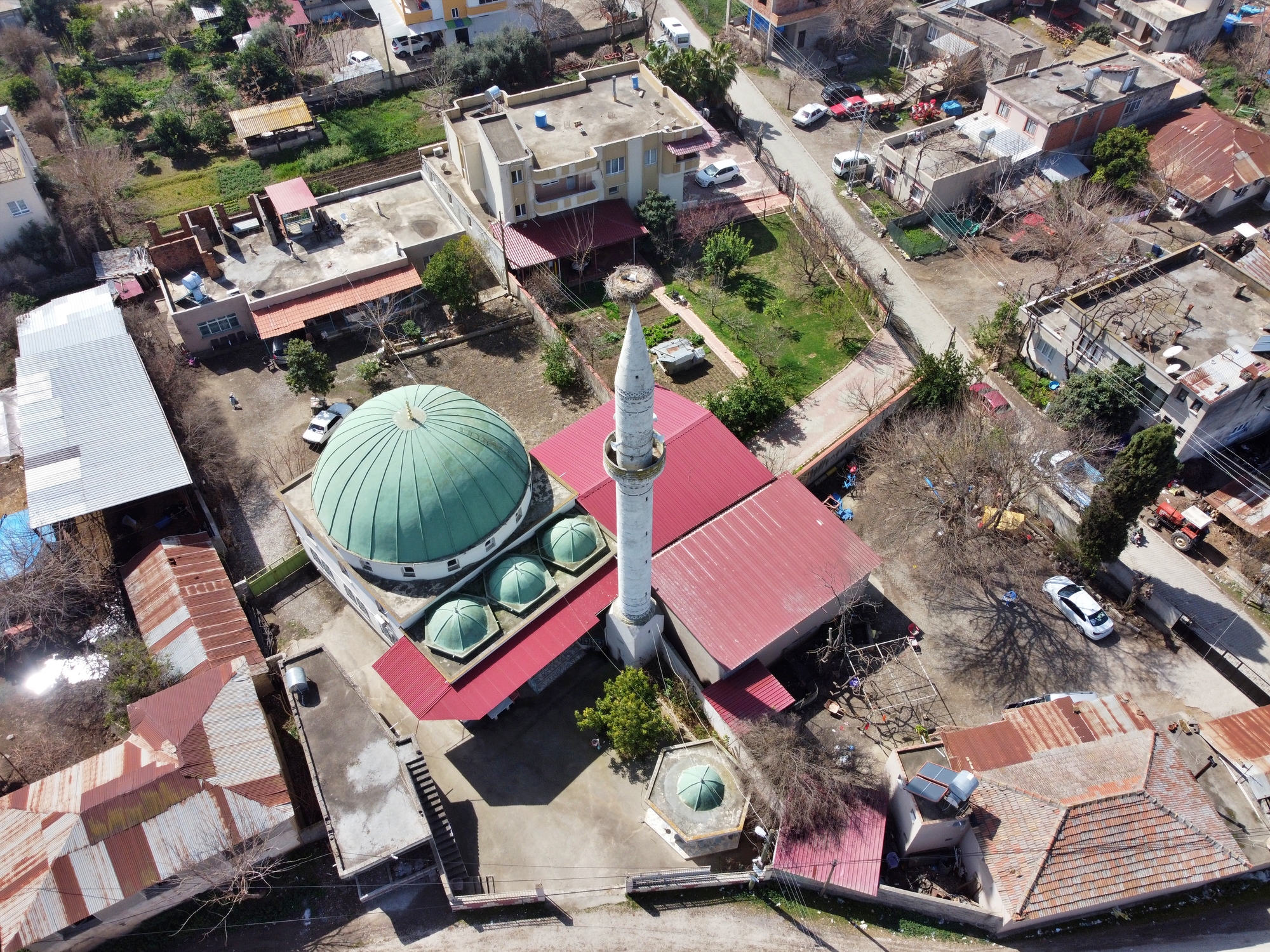 Yıllardır leyleklere ev sahipliği yapan minare depremde ağır hasar gördü