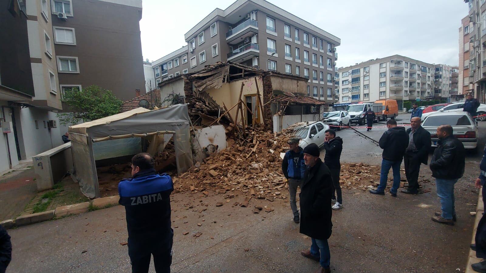 İzmir'de metruk bina çöktü: Parka halindeki otomobil hasar gördü