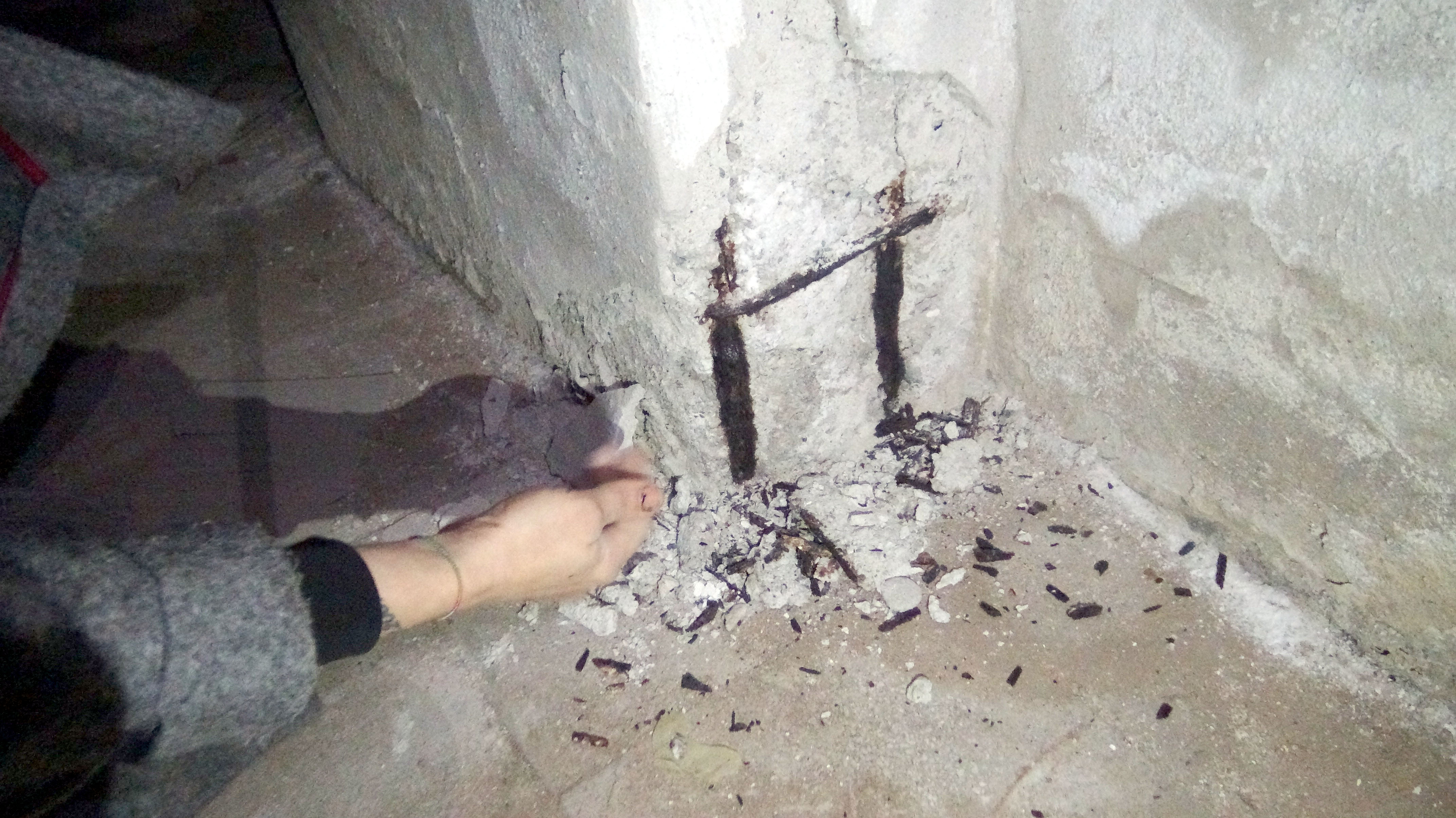 Kiraladığı iş yerini sigorta için inceletince, kolonlardan deniz kumu çıktı
