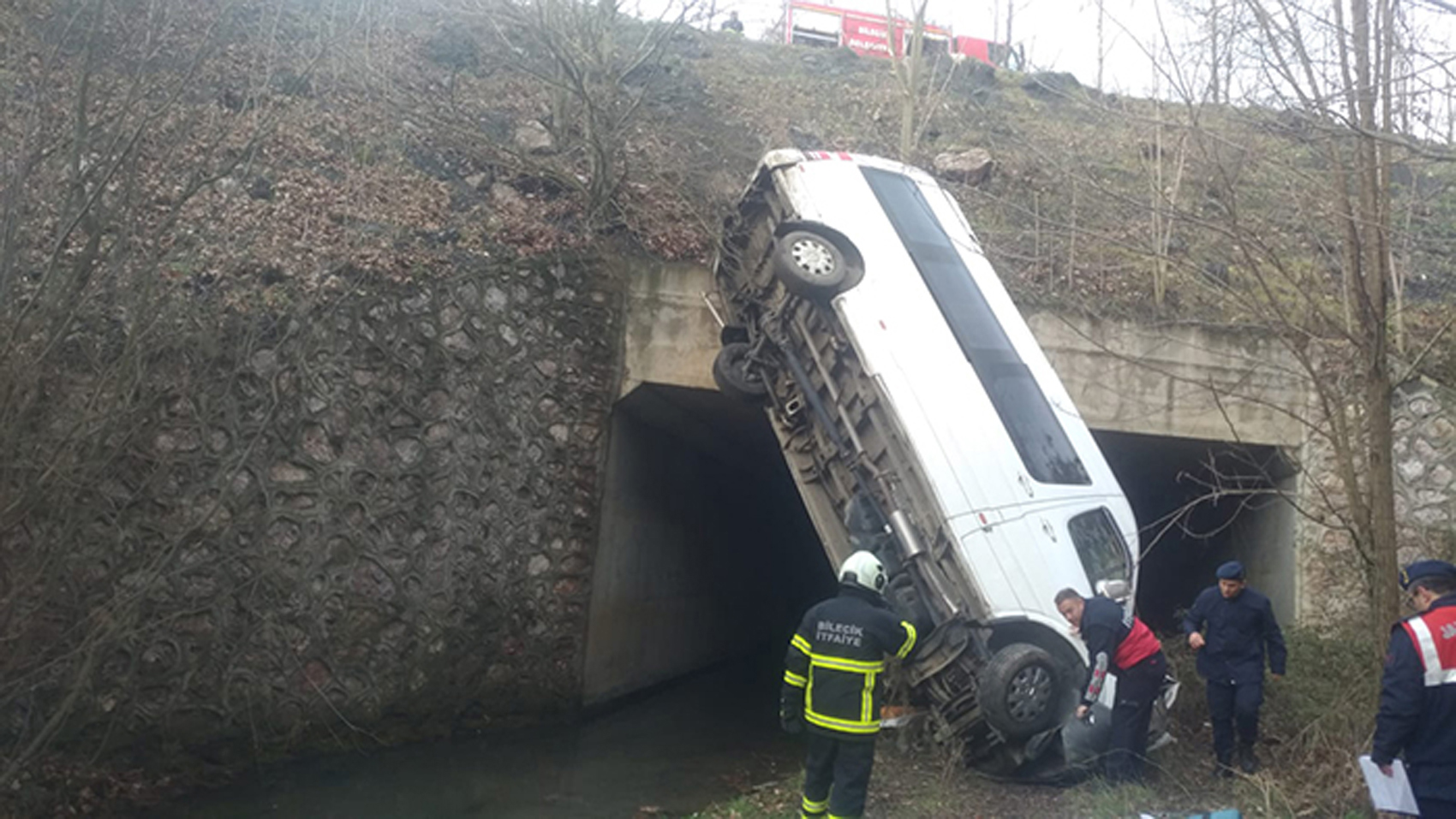 Bilecik’te minibüs dere yatağına uçtu: 13 yaralı