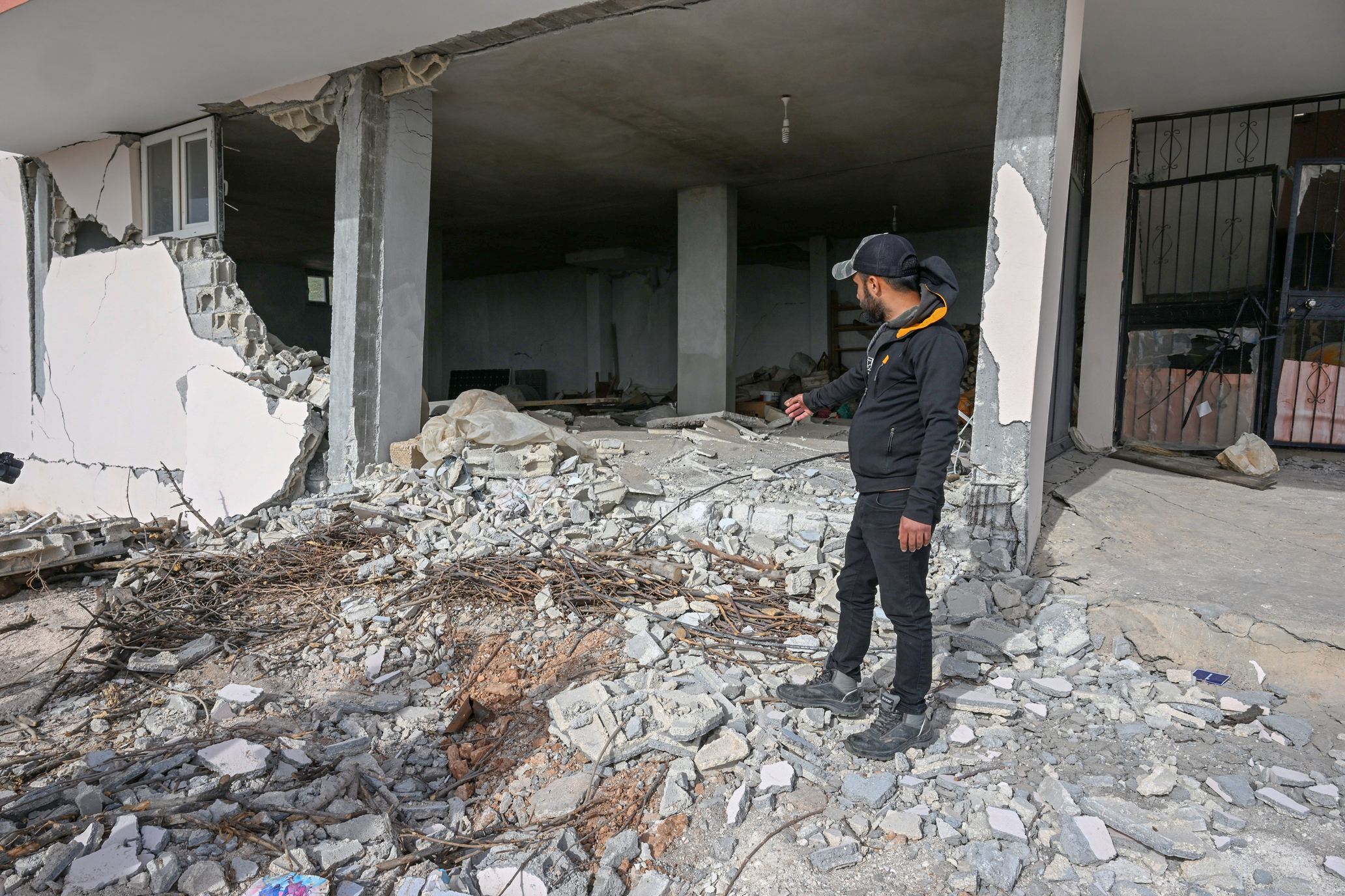 Depremde zemini kayan ve derin yarıklar oluşan mezra tahliye edildi