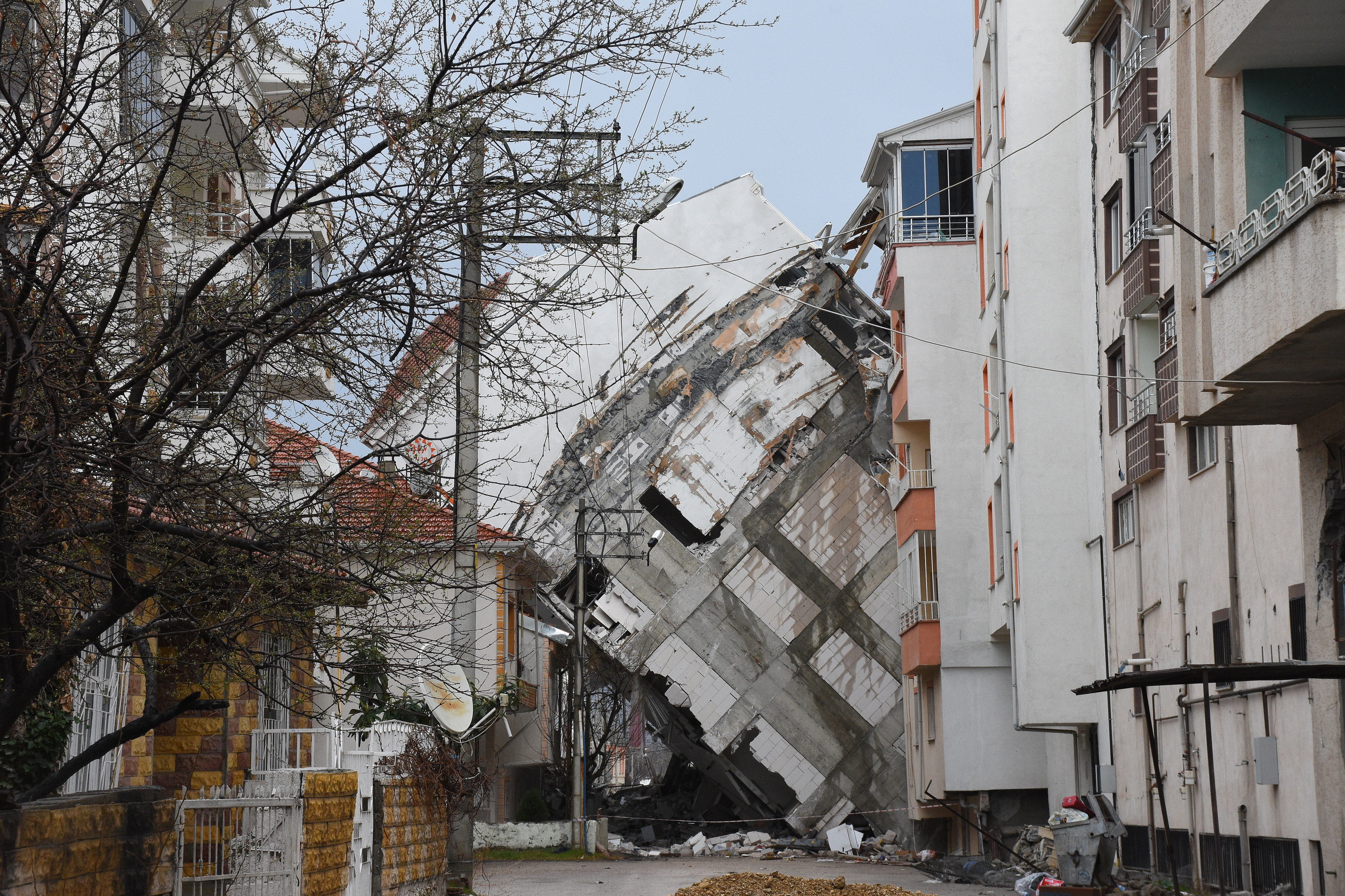 Yıkımı sürüyor: Depremde bina camları dahi kırılmadan yan yattı