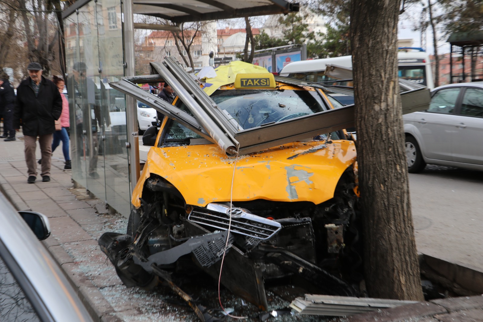 Ankara'da taksi durağa daldı: 6 yaralı