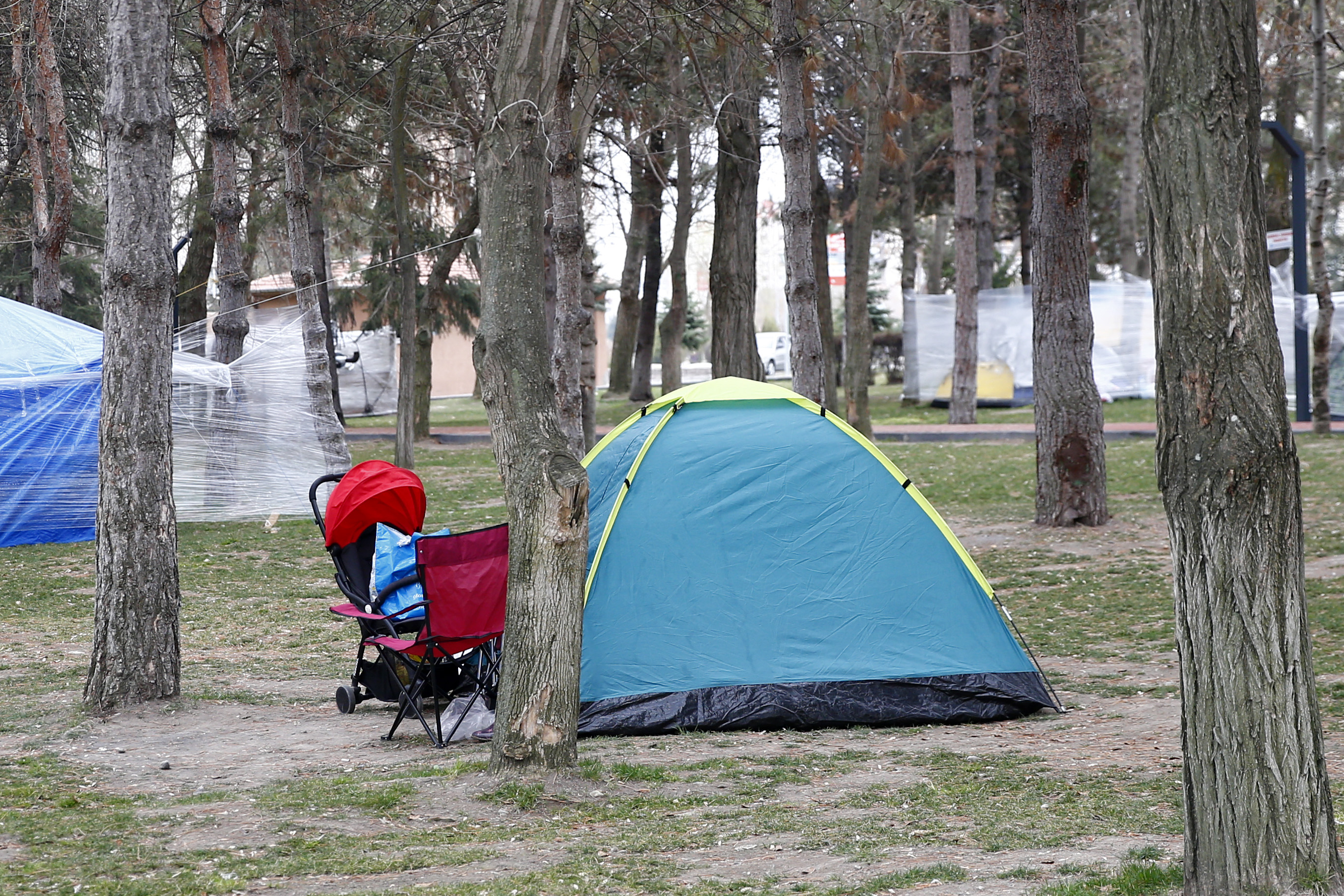 Kayseri'de depremlerden tedirgin olanlar parklara çadır kurdu