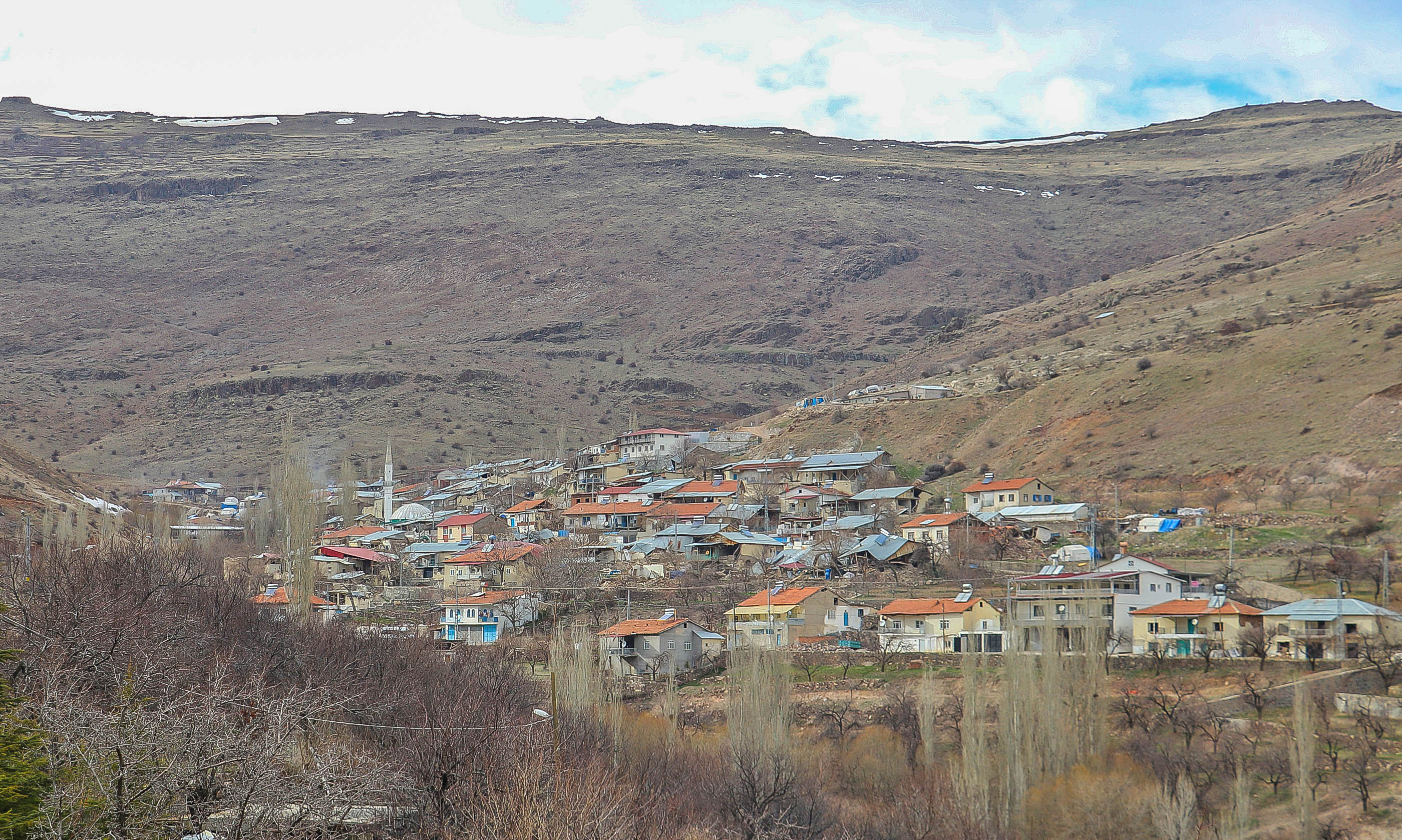 Depremde yıkılan mahallelerinin başka yere taşınmasını istiyorlar