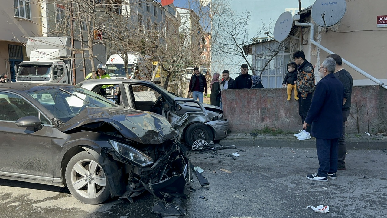 Ümraniye'de iki otomobil çarpıştı: 3 yaralı