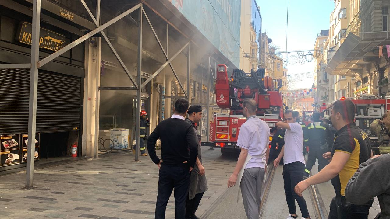 İstanbul İstiklal Caddesi'nde restorandaki yangın çevreye de sıçradı