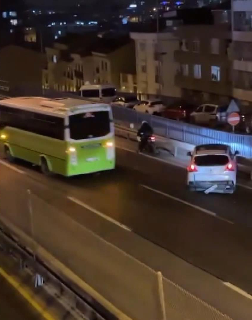 İstanbul'da polisi peşine takan yolcu midibüsü sokakları birbirine kattı