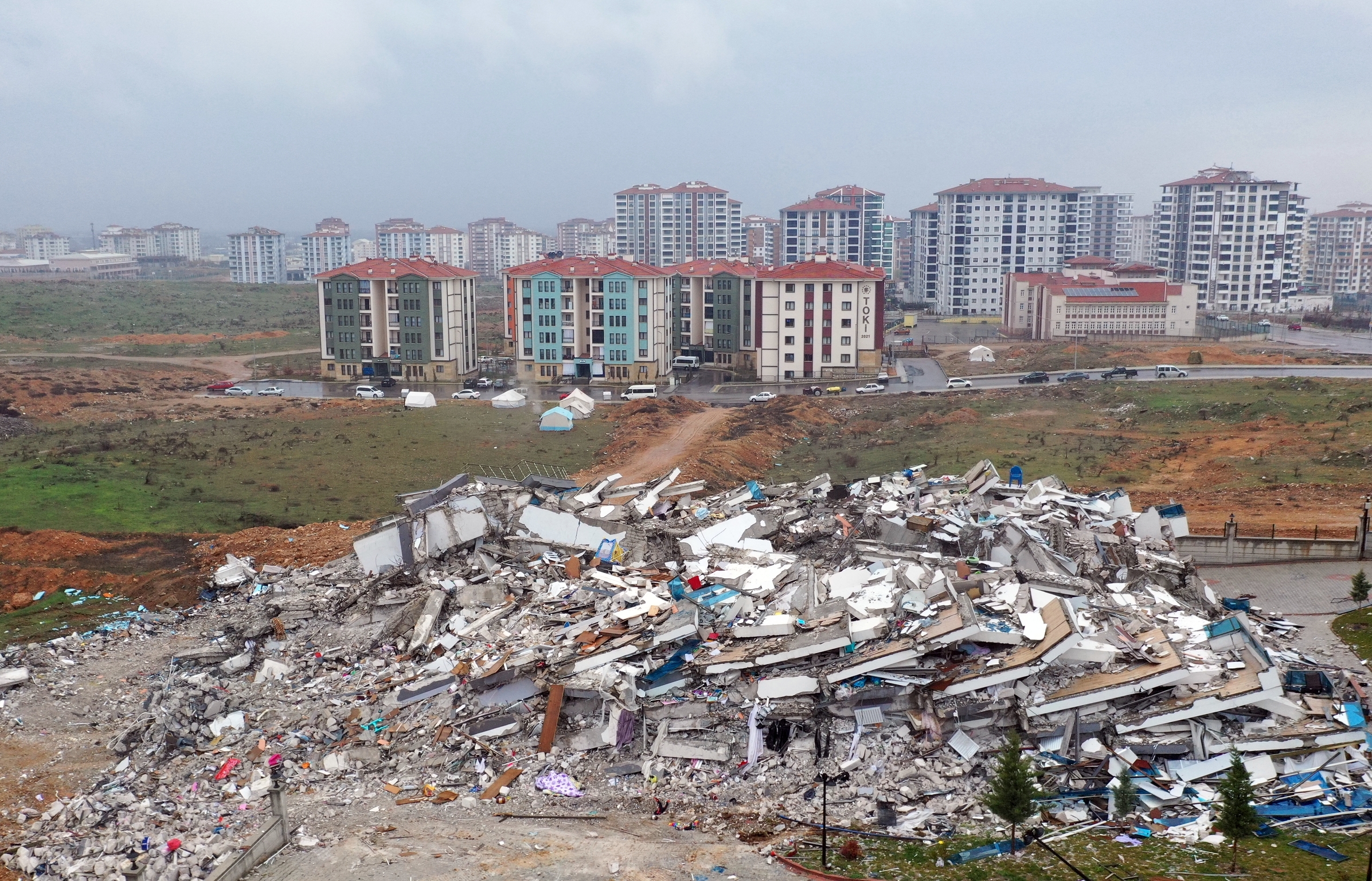 Depremde ayakta kalan TOKİ konutlarına 100 metre mesafedeki bina yıkıldı