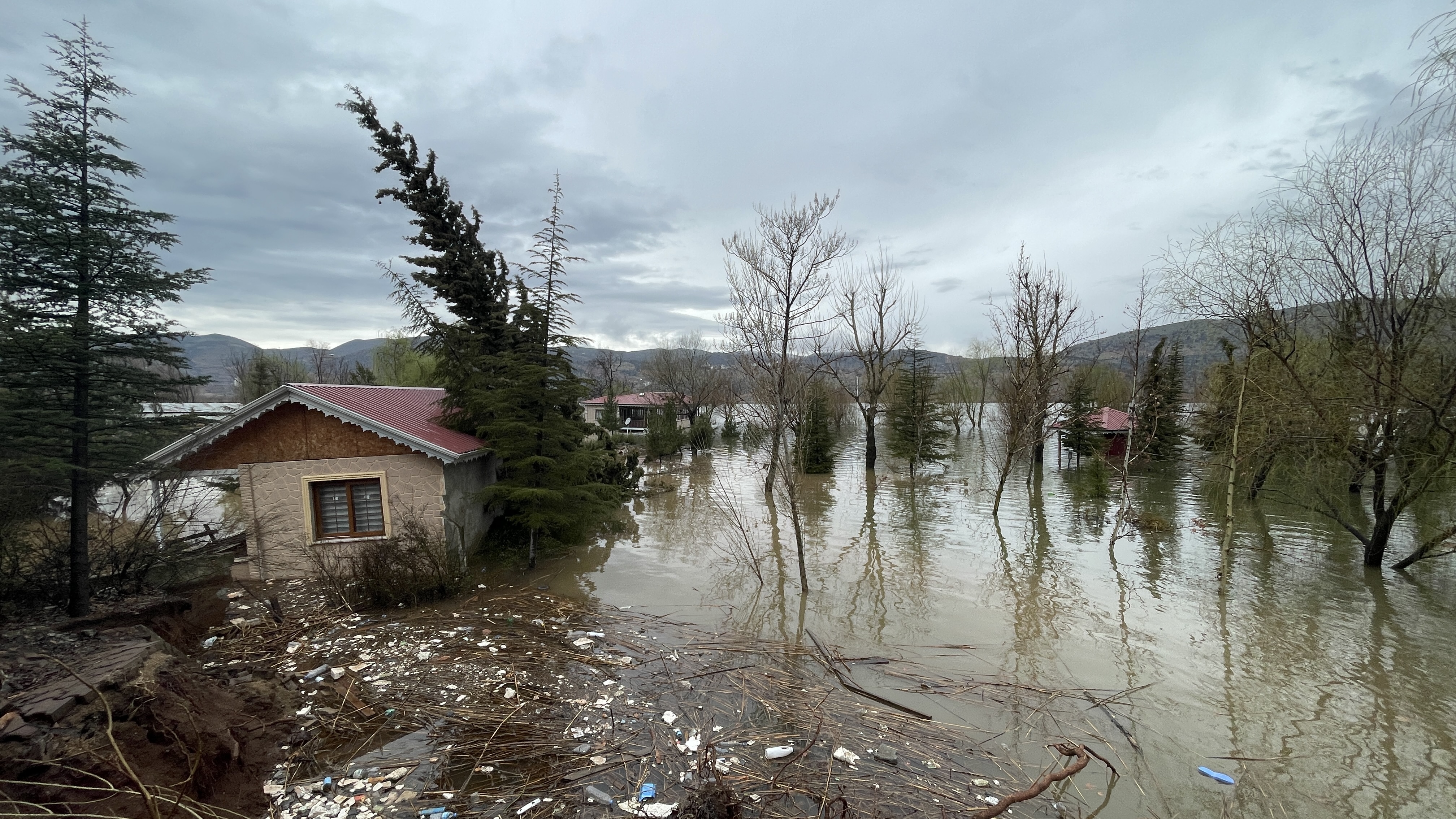 Depremle zemini yaklaşık 1,5 metre çöken tesisler gölün içinde kaldı