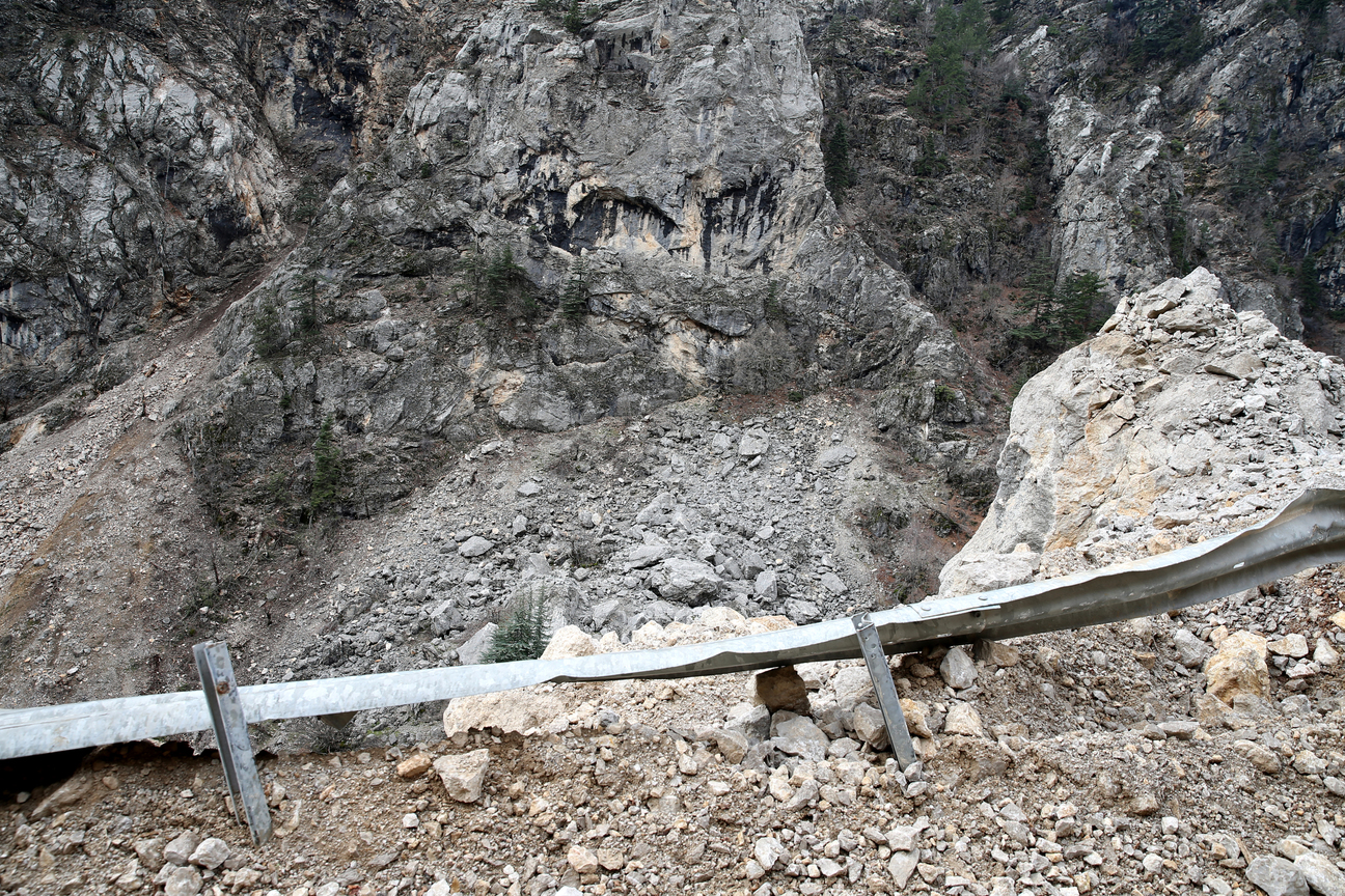 Kahramanmaraş'ta depremde dağdan kopan kayalar kırsaldaki yolları da tahrip etti