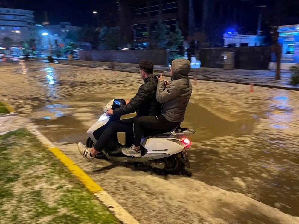 Gaziantep ve Kilis'te ceviz büyüklüğünde dolu yağdı: 'Gök delindi'